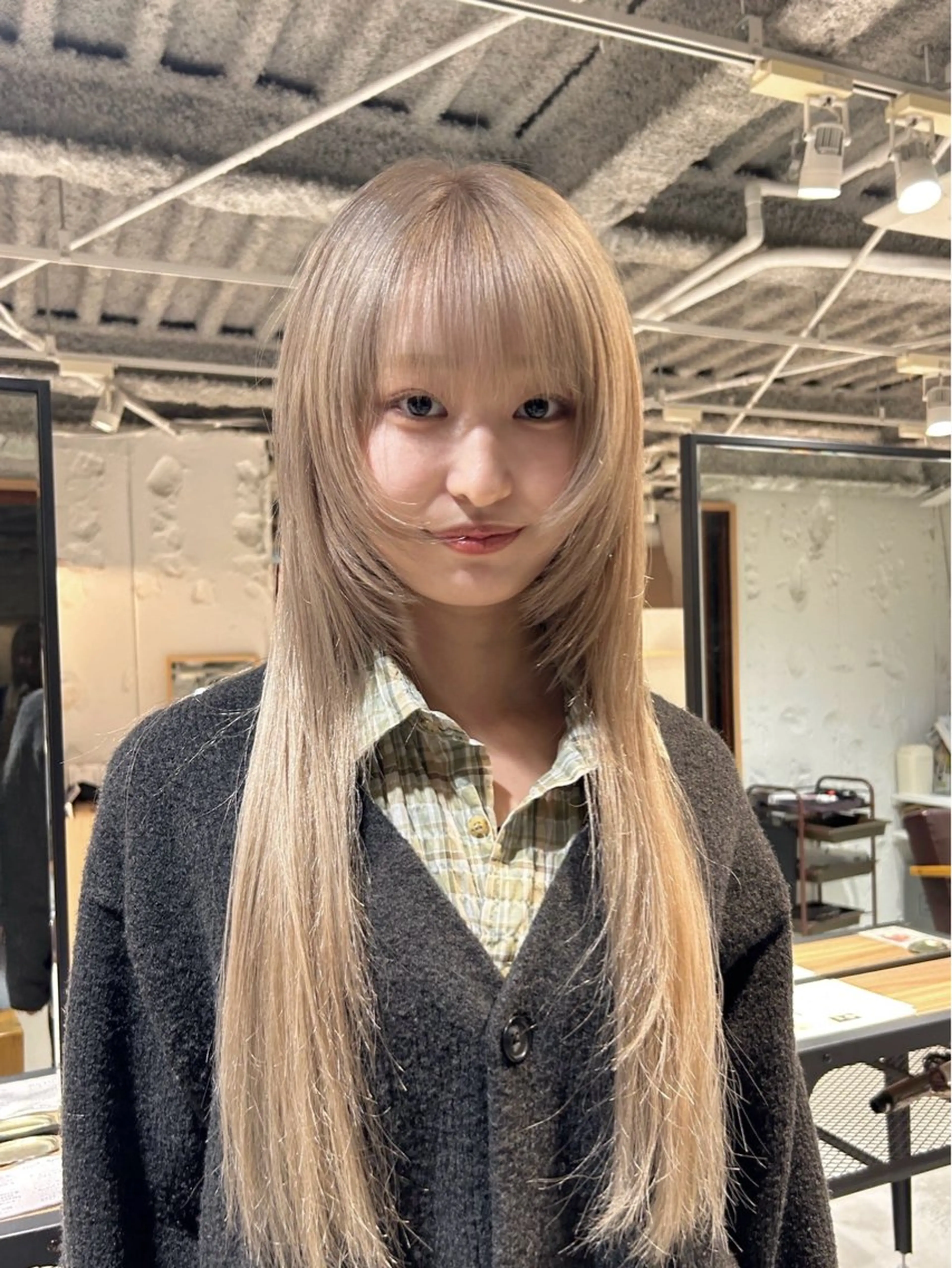 ロング カラー 透明感ベージュ🤎 大久保 那奈のヘアスタイル