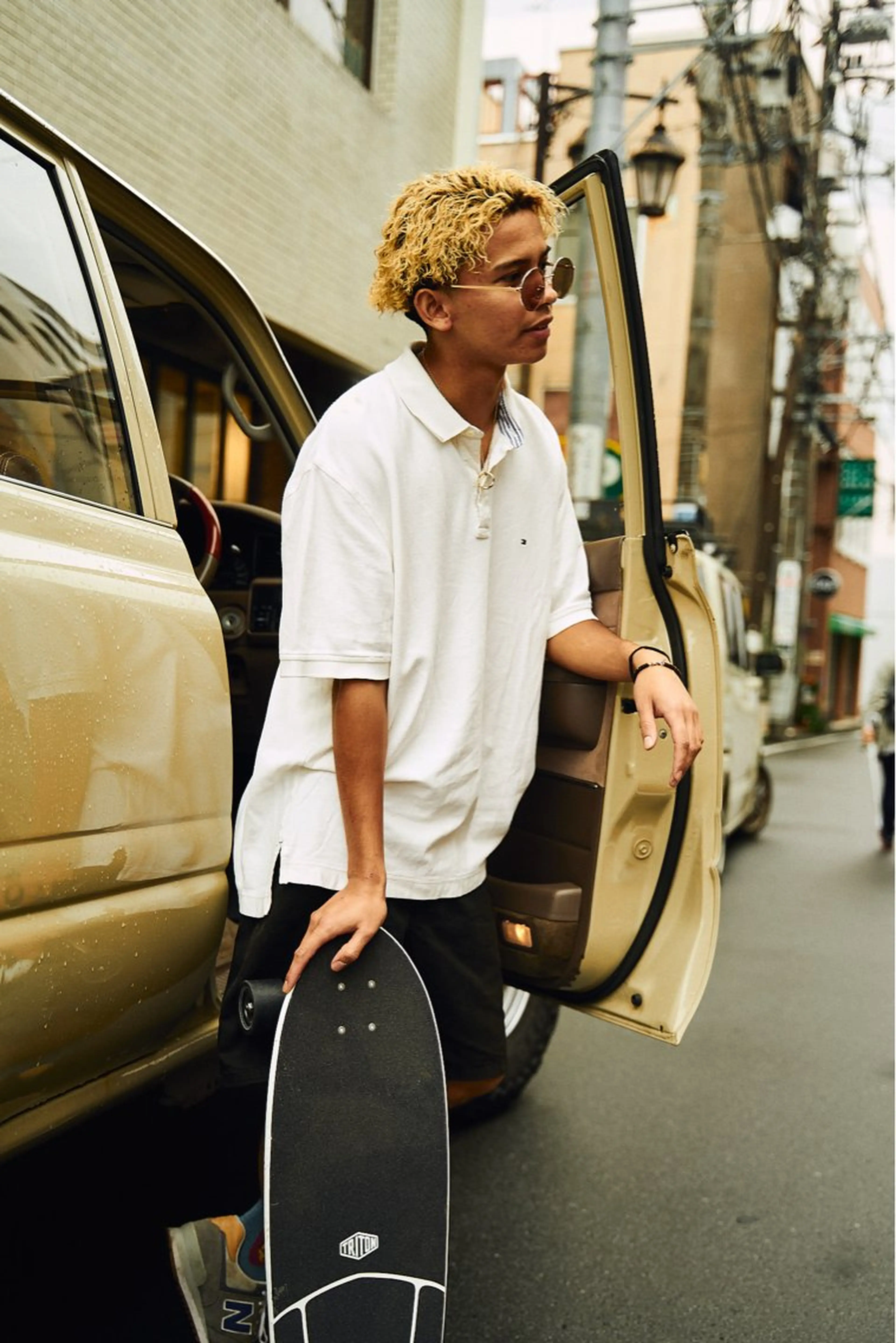 ショート カラー パーマ メンズ メンズブリーチ フェードカット メンズパーマ ツイストスパイラルパーマ ブリーチ スキンフェード/パー マ/須田陸斗のヘアスタイル