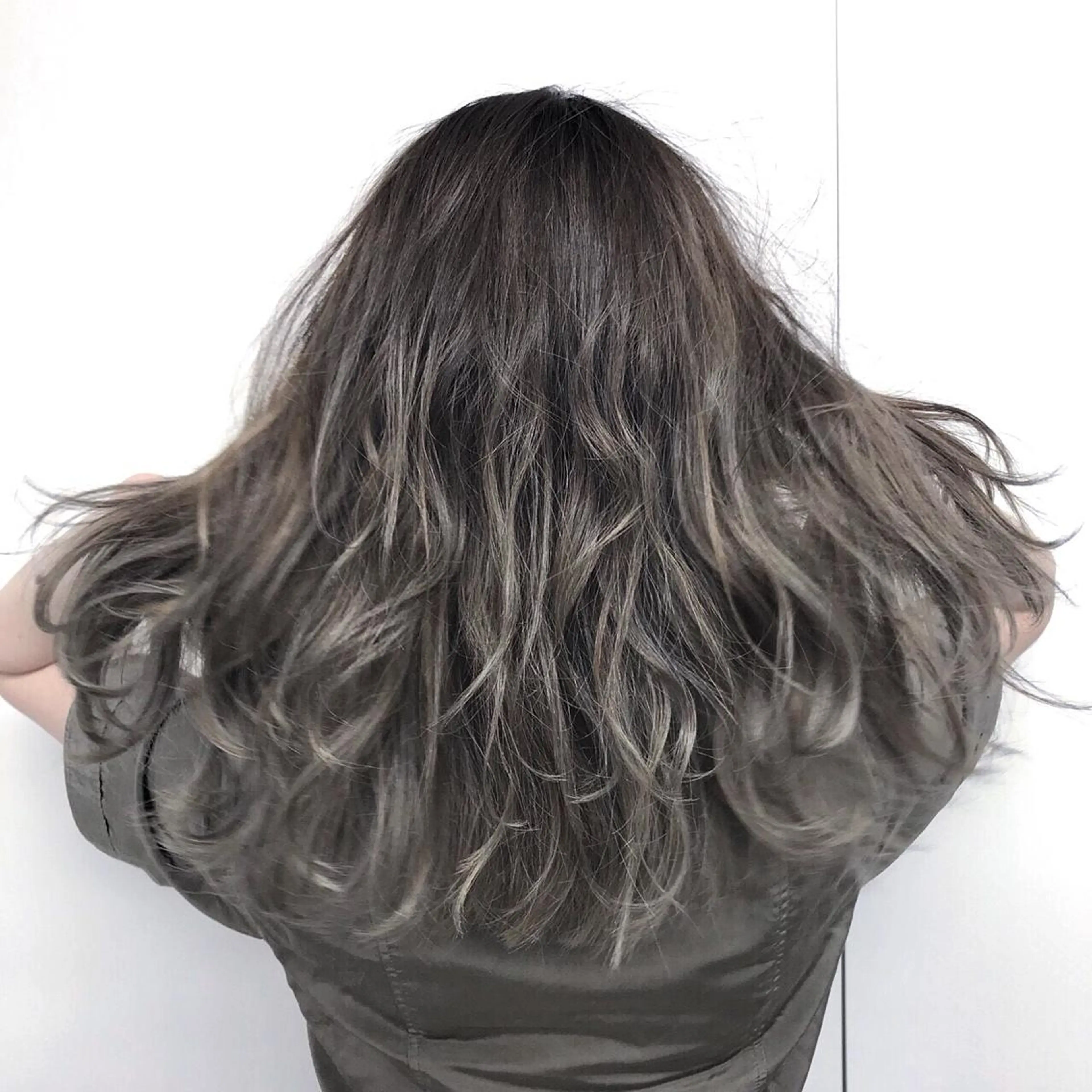 ミディアム カラー アッシュ アッシュグレー バレイヤージュ レイヤーカット ケア剤オタク×海外 ヘア長谷川裕起のヘアスタイル