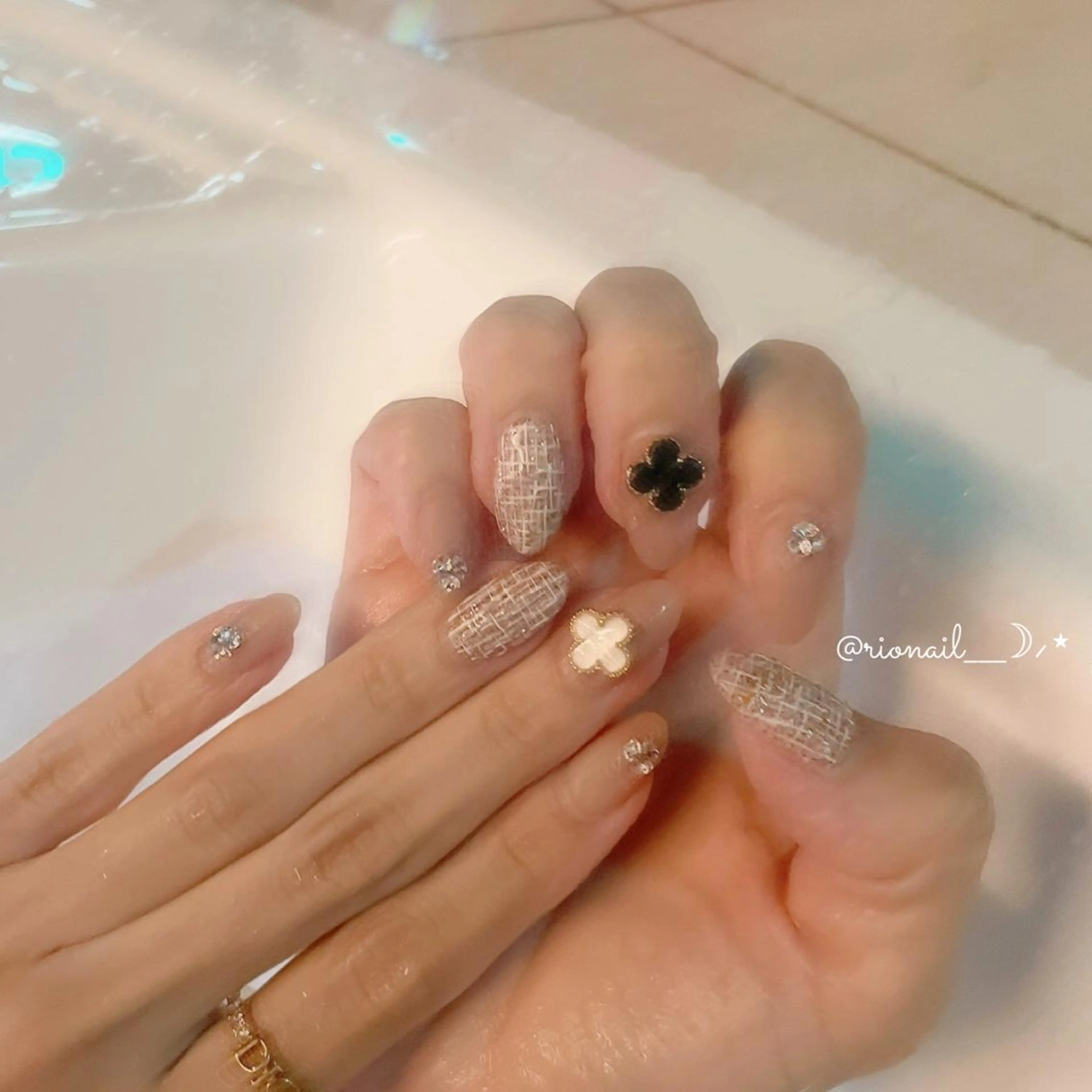 ネイル ハンドネイル 𝘙𝘪𝘰𝘯𝘢 ...🕯🤍のネイルデザイン