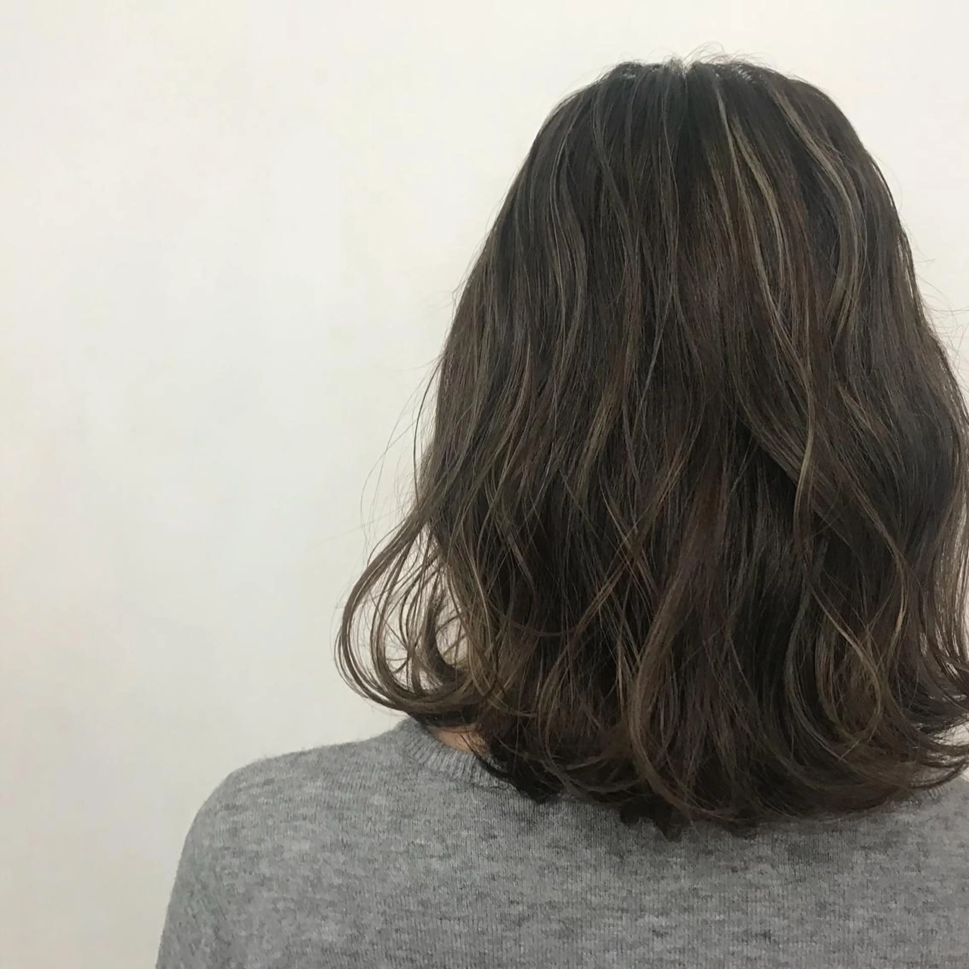カラー いけだ　ひかり ハイライトくびれヘアのヘアスタイル