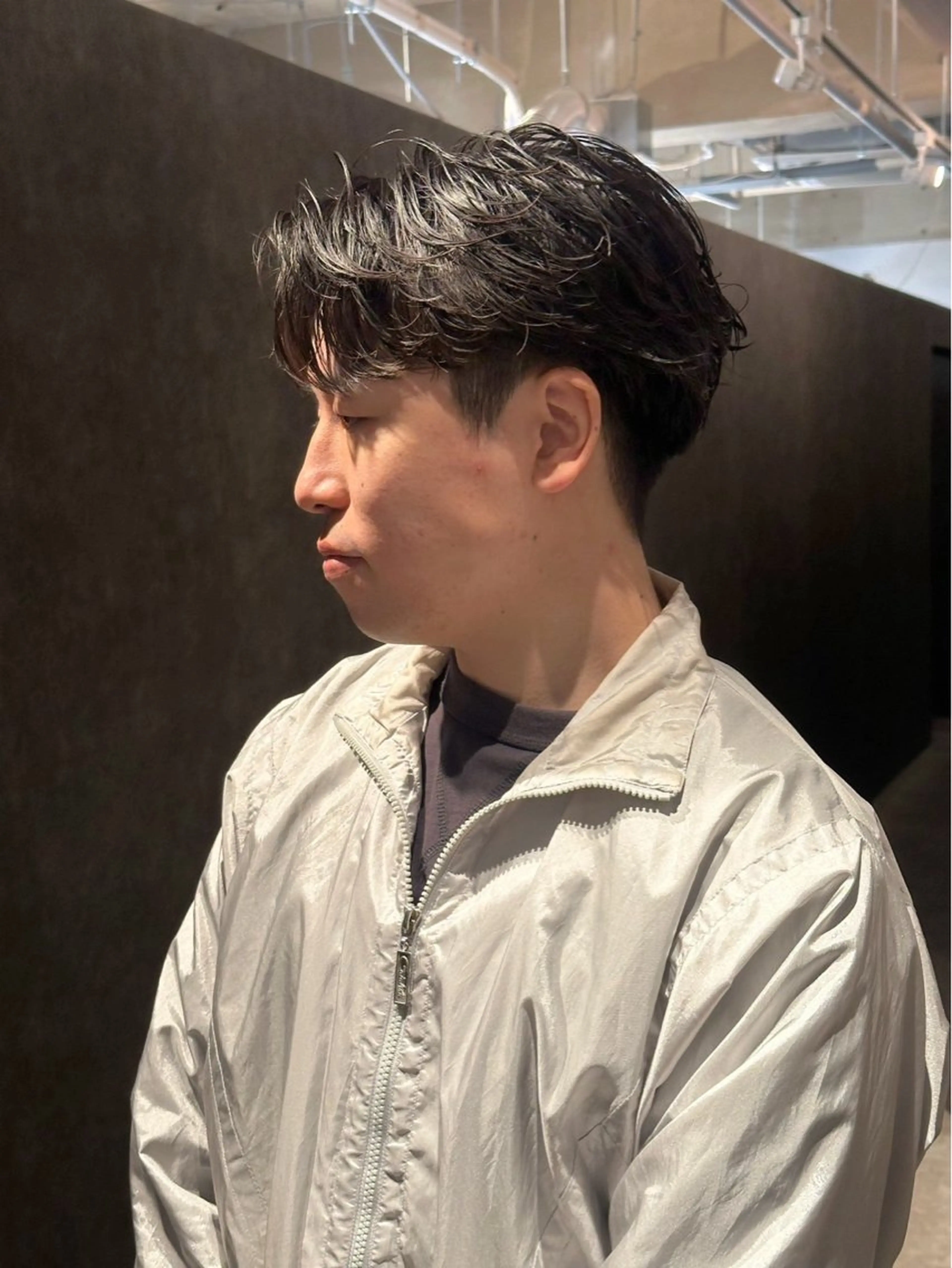 ショート パーマ メンズ メンズブリーチ センターパート フェードカット フェザーパーマ メンズハイライト カット パーマ トリートメント 金山駅前/メンズ パーマ/真柄 恒輝のヘアスタイル