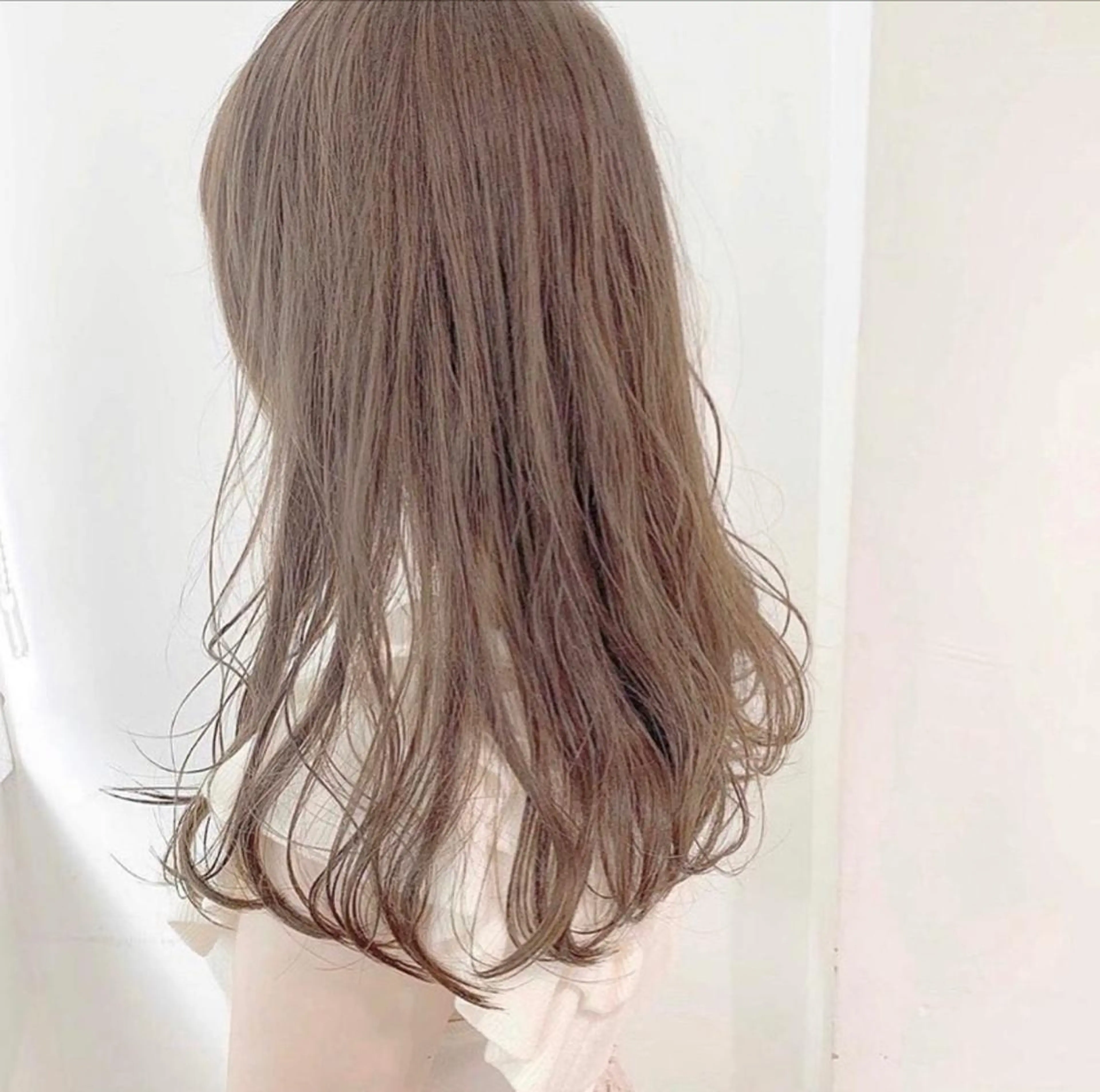 セミロング カラー くすみミルクティー／ ブラウン🪡TOWAのヘアスタイル