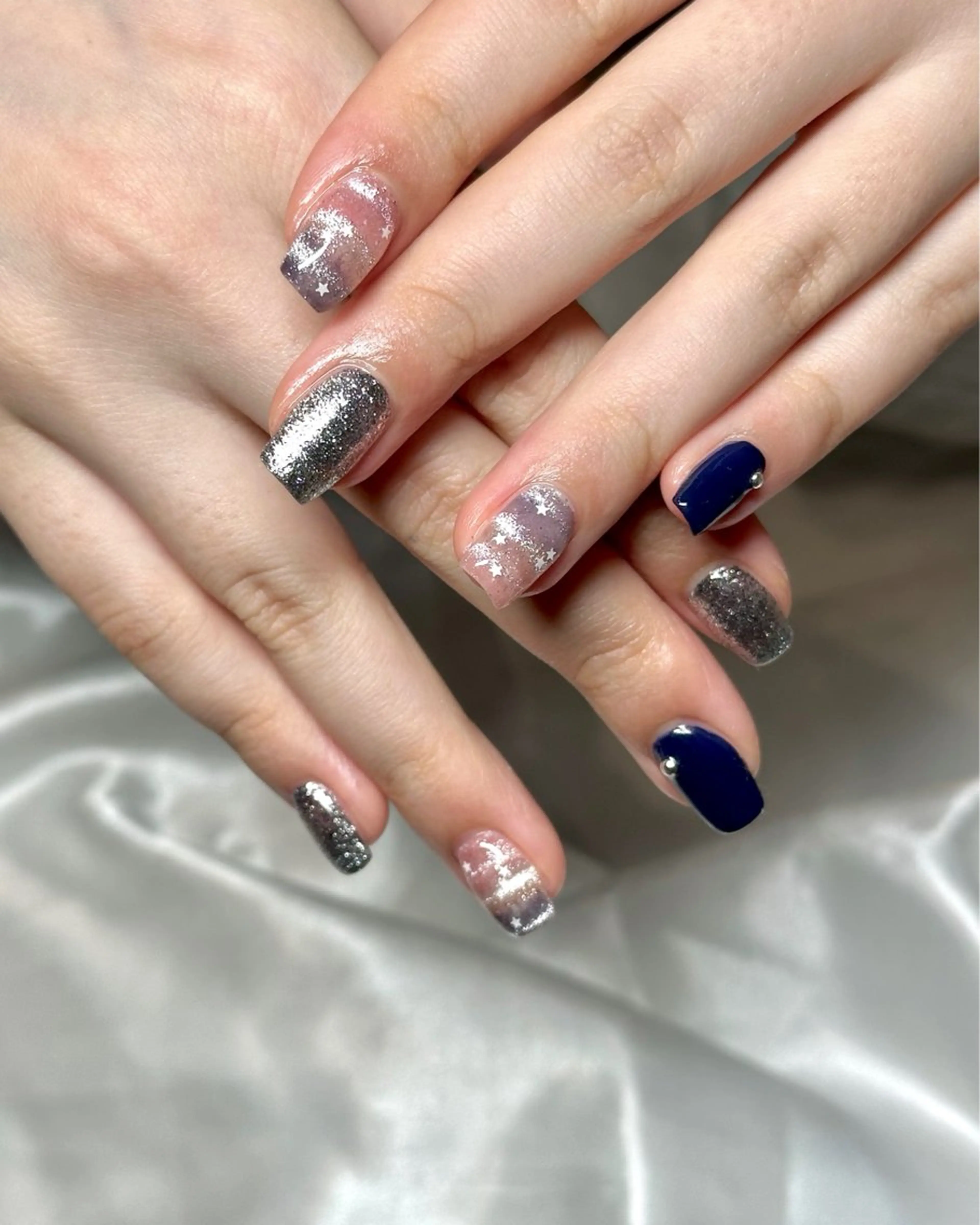 ネイル グラデーション キラキラネイル マグネットネイル ネイビー ワンカラーネイル ハンドネイル cres nail（スクールW内）所属・Sei ｜ cres nailのネイルデザイン