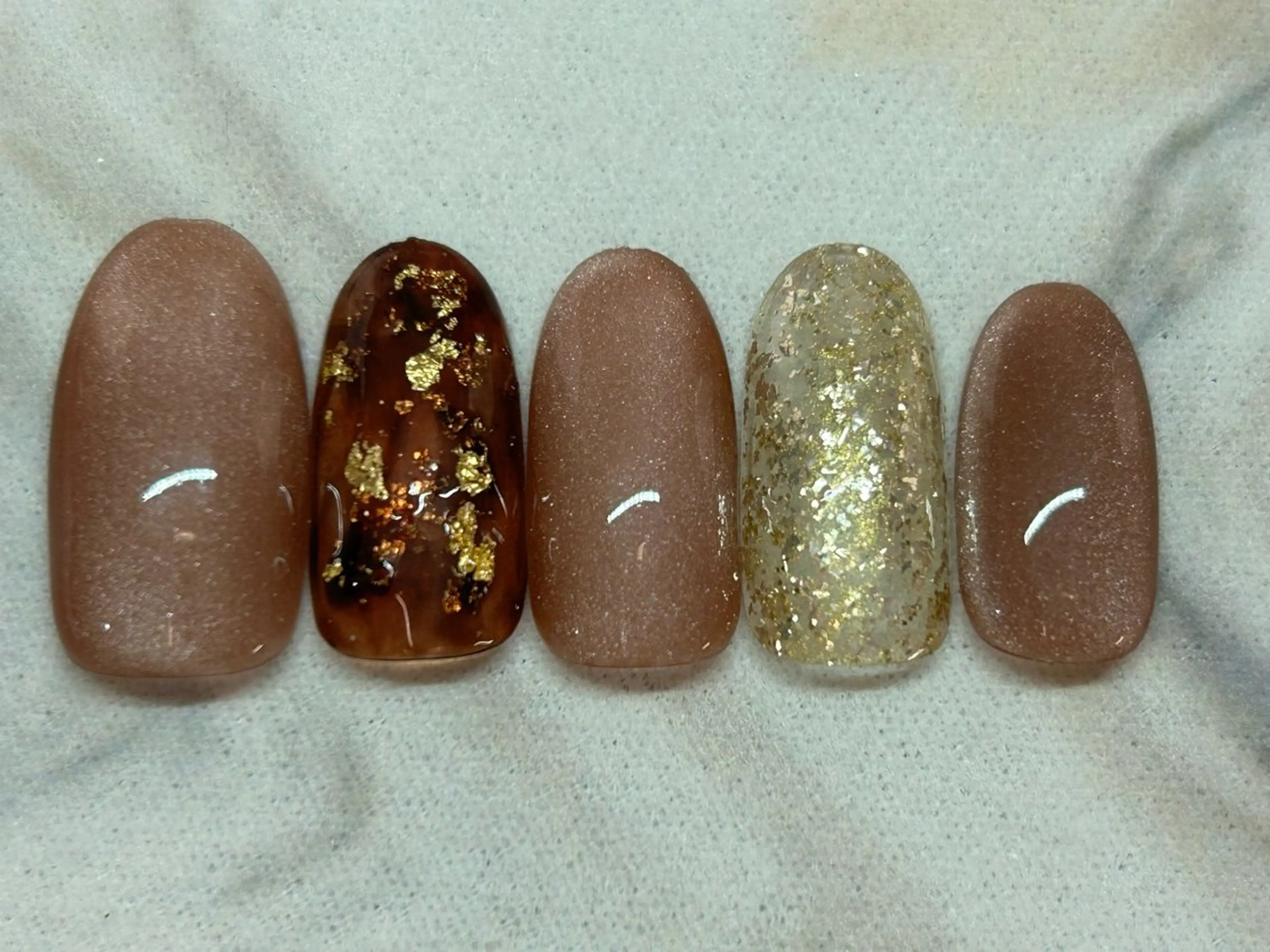 ネイル べっ甲ネイル ブラウン ラメ(グリッター) マグネットネイル ニュアンスネイル Nail Stellaのネイルデザイン