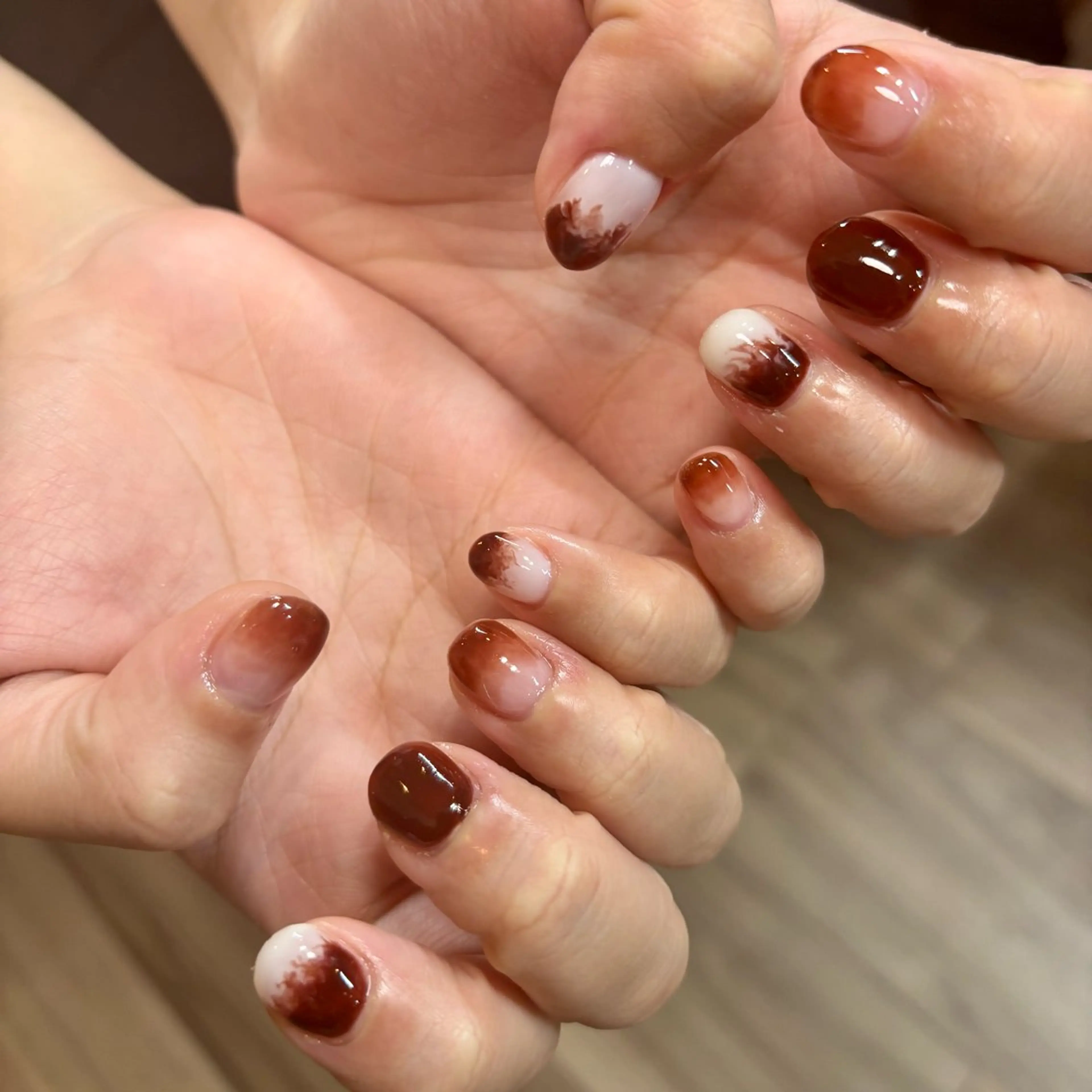 ネイル ブラウン ホワイト lealea Ayakaのネイルデザイン