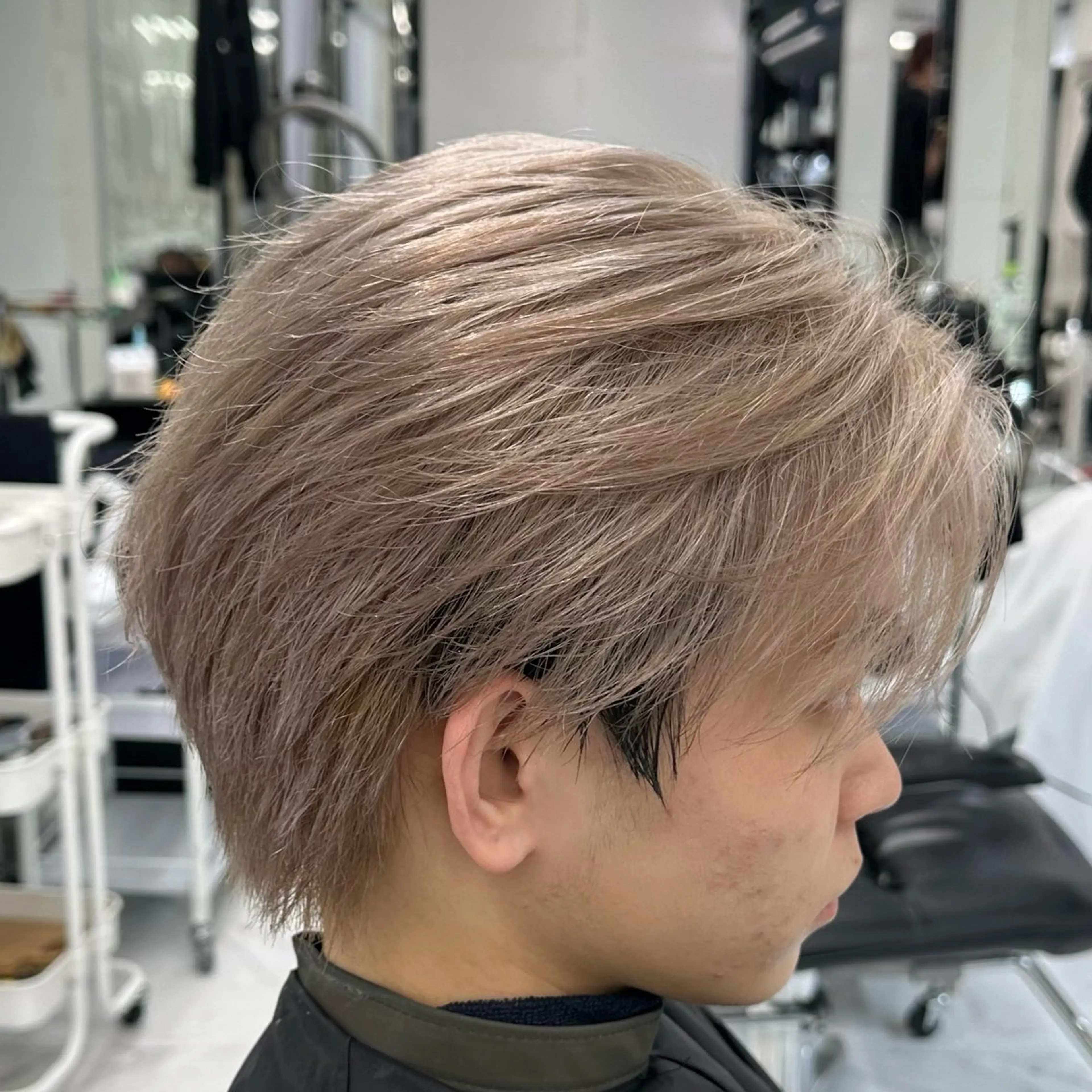 ショート カラー メンズ ベージュカラー ミルクティーベージュ ホワイトミルクティーベージュ ヘアカラー ♥️モテ髪美容師♠️ REIのヘアスタイル