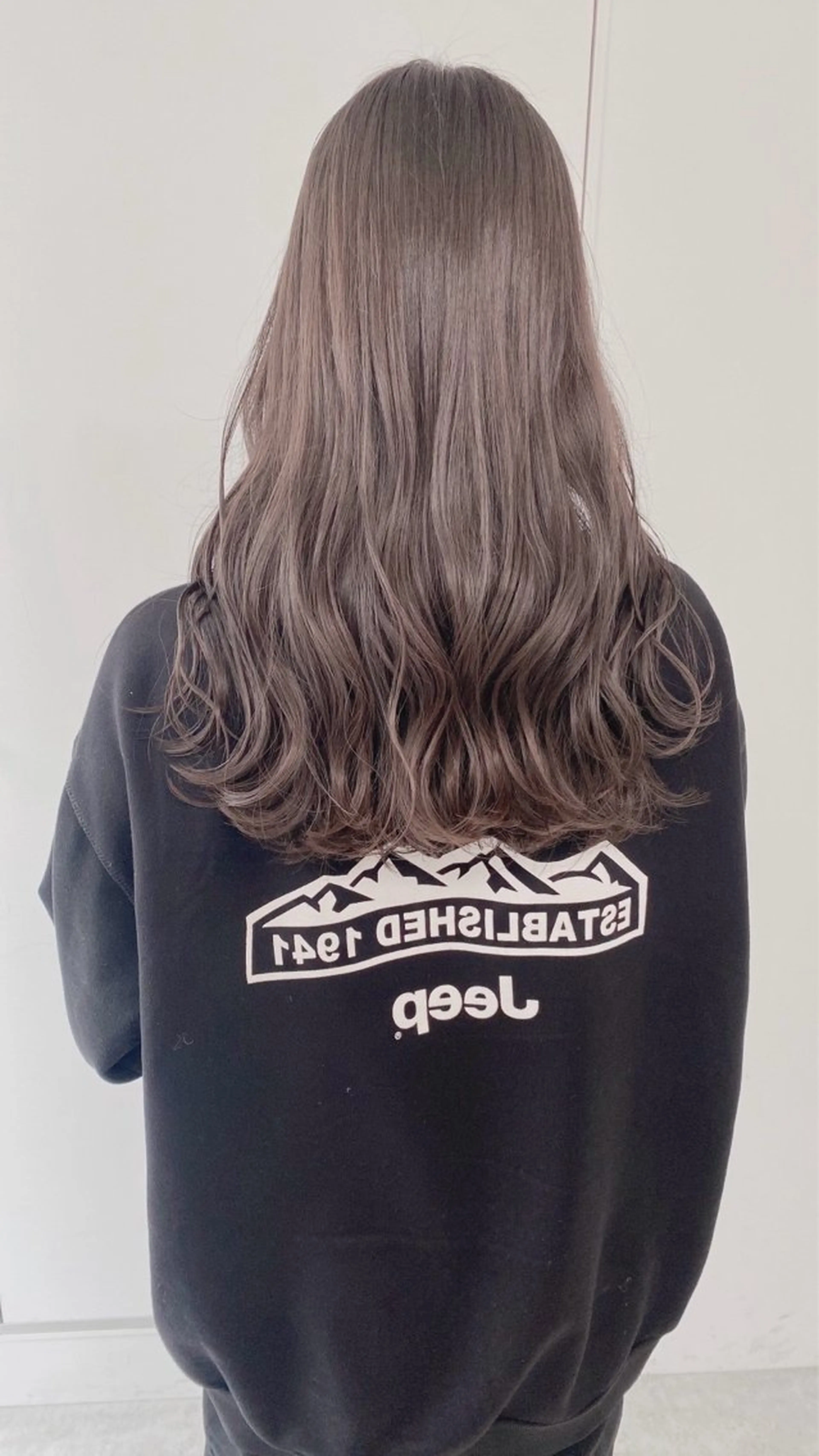 ロング カラー ヘアカラー トリートメント ヘッドスパ ヘアセット 透明感/グレージュ/ ミルクティー/ユウトのヘアスタイル