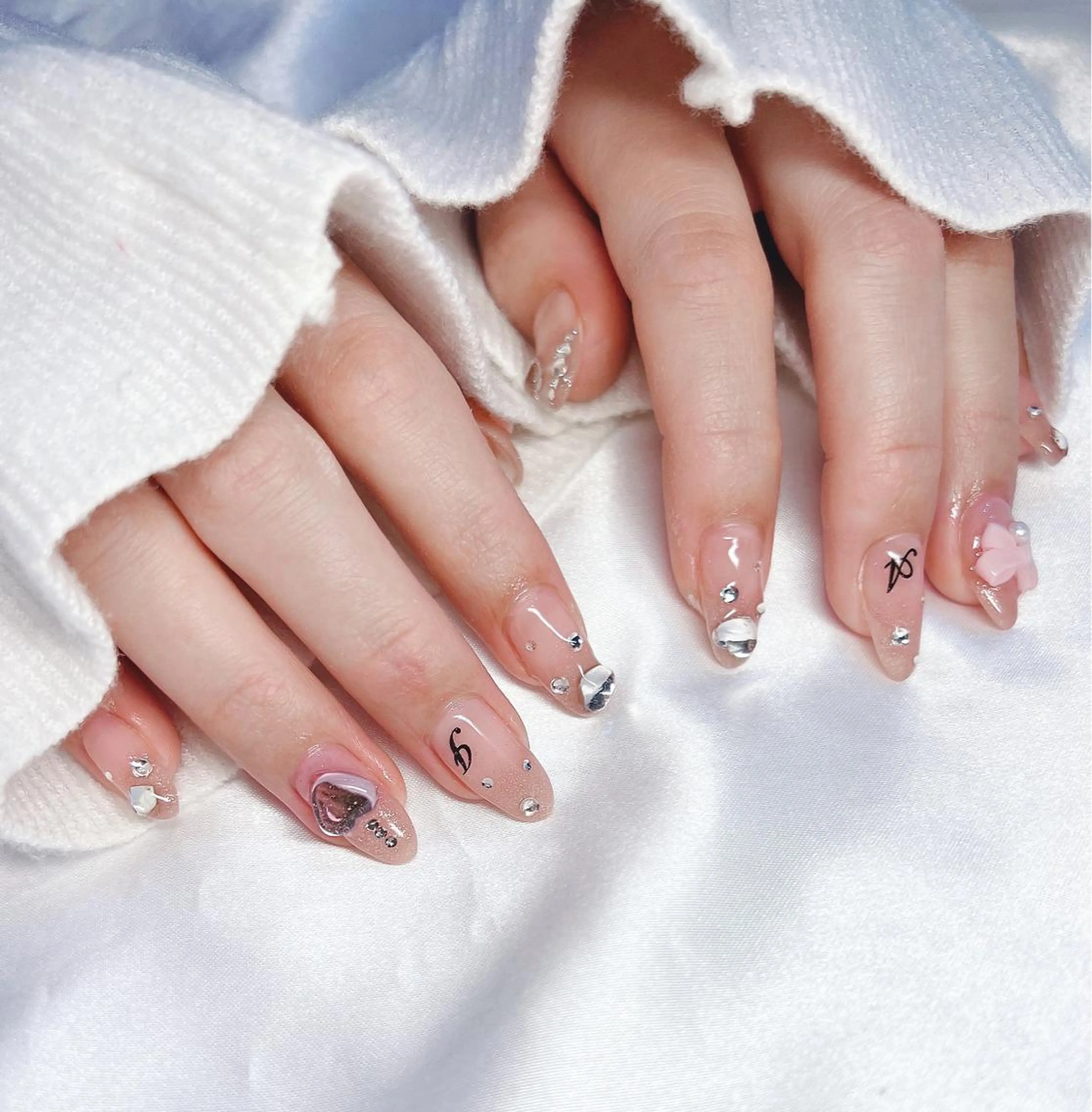 ネイル フレンチネイル ジェルネイル 韓国ネイル 持ち込み パラジェル ちゅるんネイル🪄 耳ツボジュエリー🔗のネイルデザイン