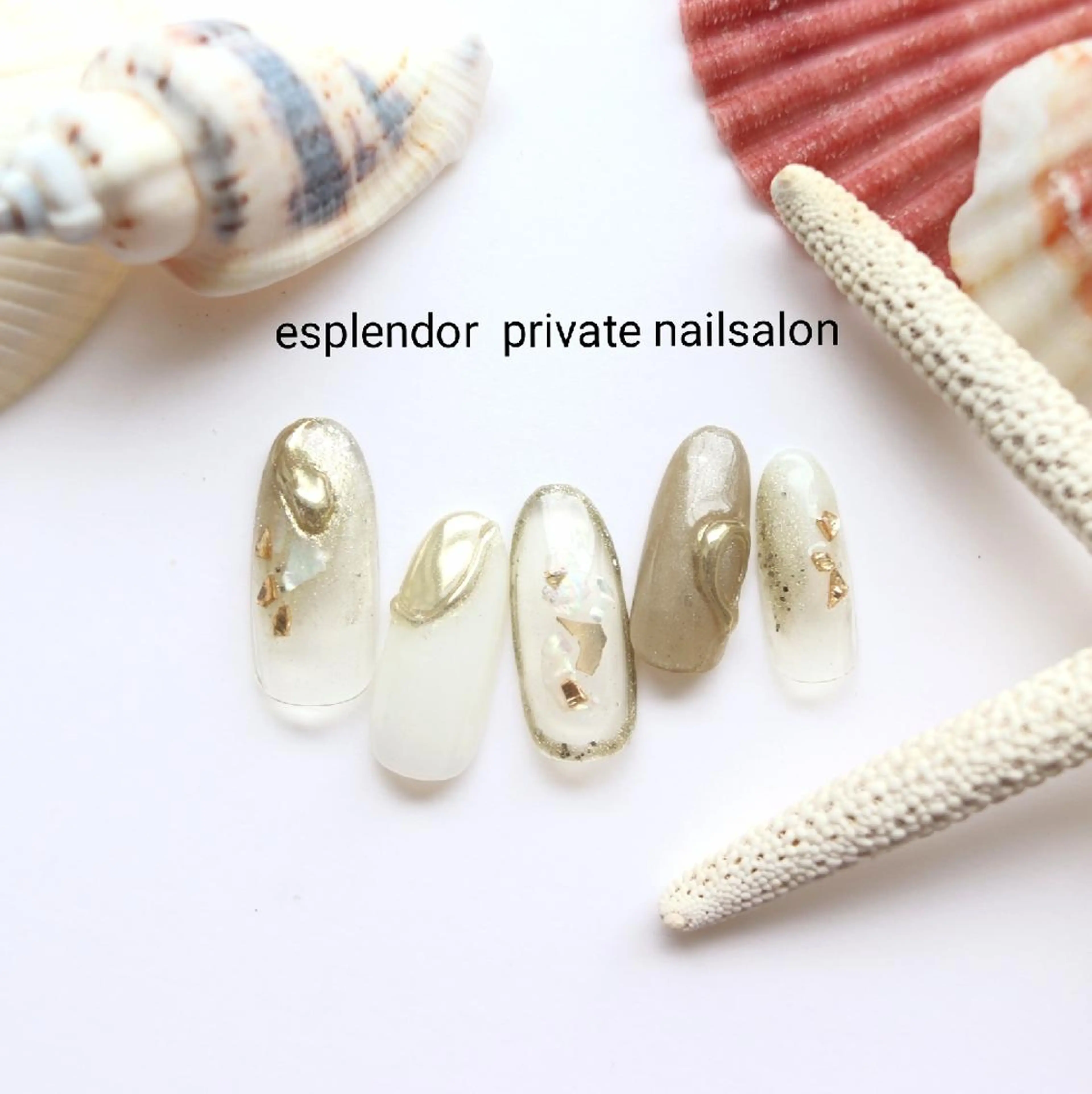 ネイル ゴールド ニュアンスネイル ホワイト esplendor  エスプレンドル所属・esplendor  エスプレンドルのネイルデザイン