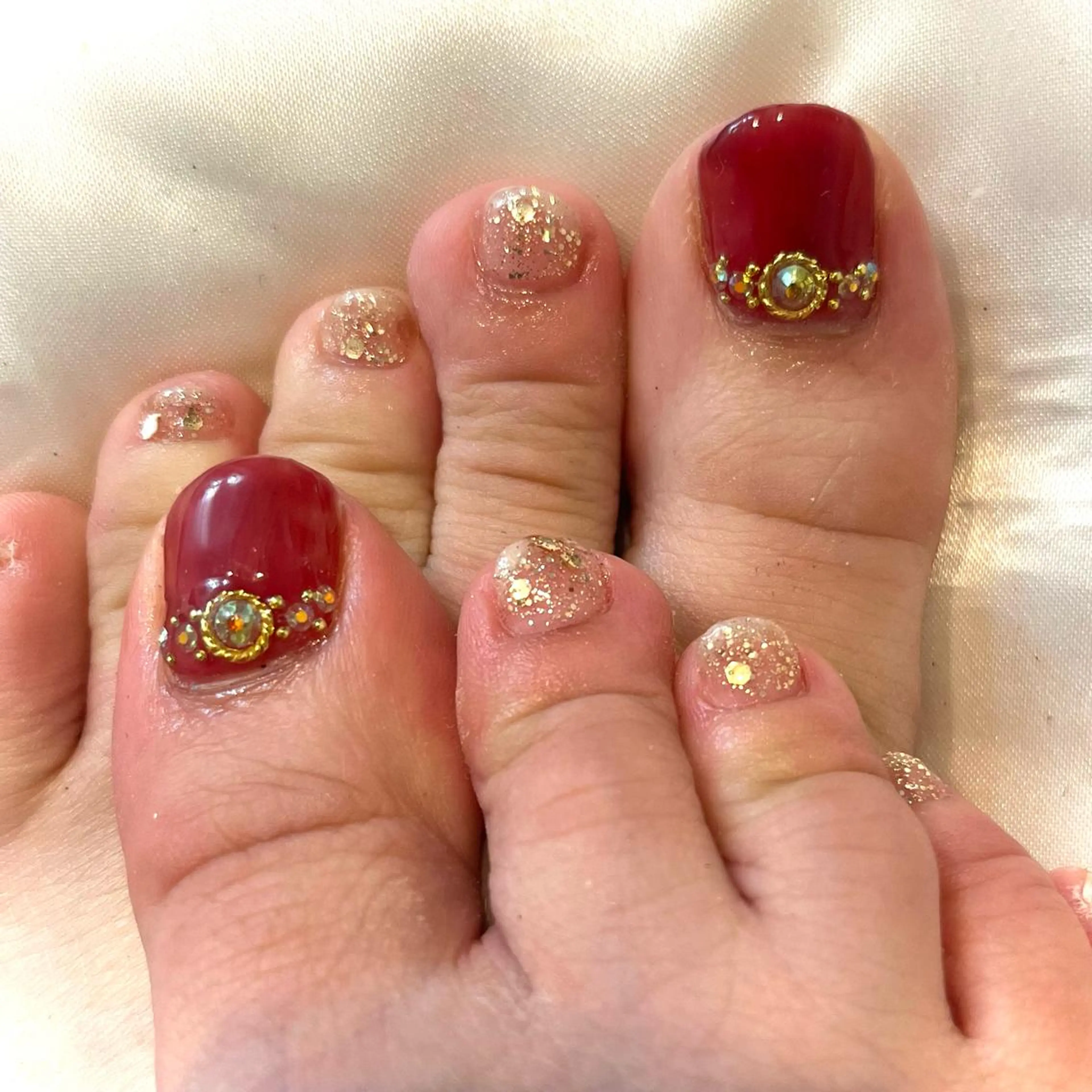 ネイル フットネイル ゴールド キラキラネイル 韓国ネイル 赤色 フットネイル 韓国ネイル💠 Tomoのネイルデザイン
