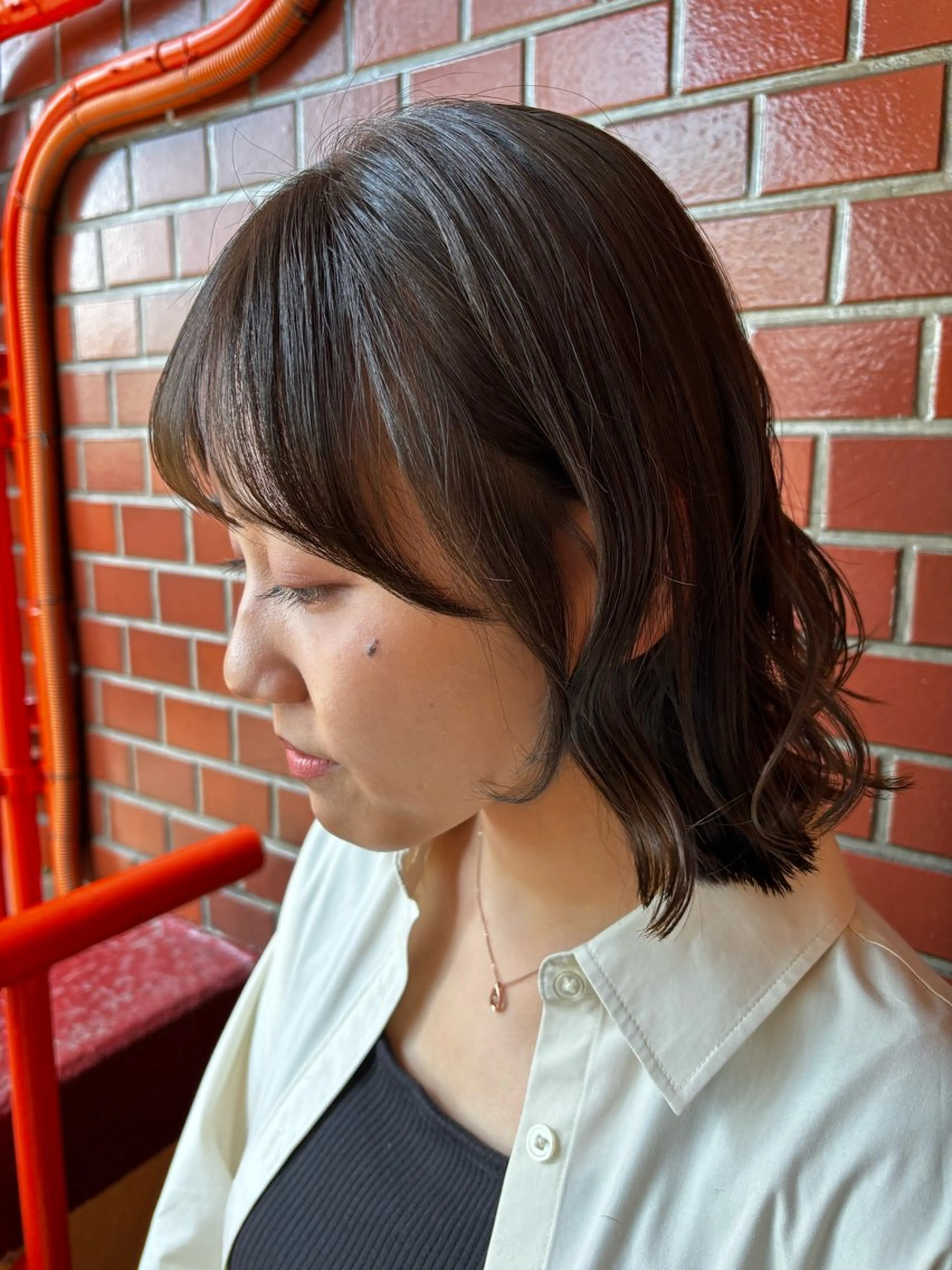 ミディアム カット ヘアカラー トリートメント シオン/艶髪/ グレージュカラーのヘアスタイル