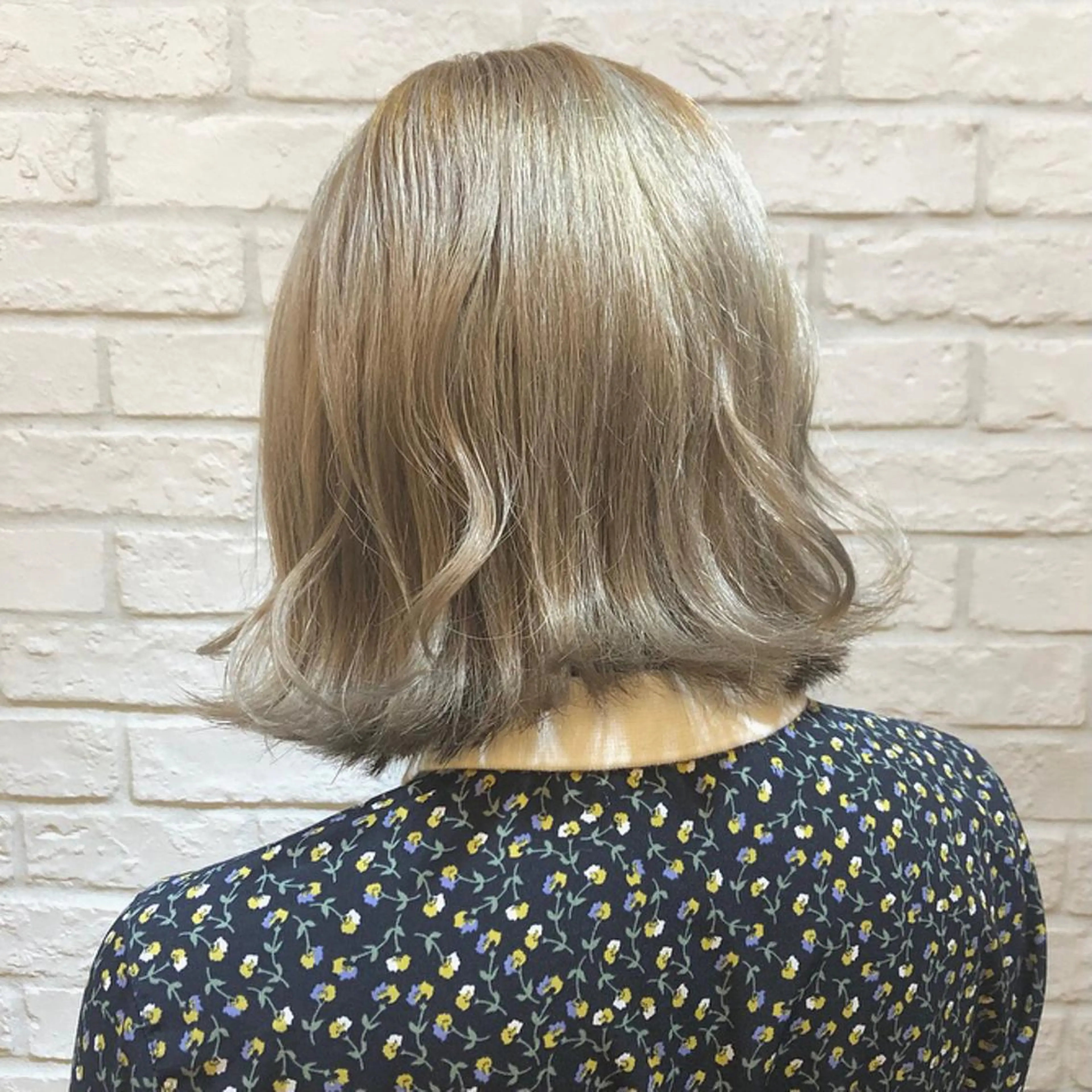 ミディアム カラー ベージュカラー ブリーチ ダブルカラー ミルクティーベージュ ブリーチなしカラー charer eye salon所属・マブチ キサラのマツエク・マツパデザイン