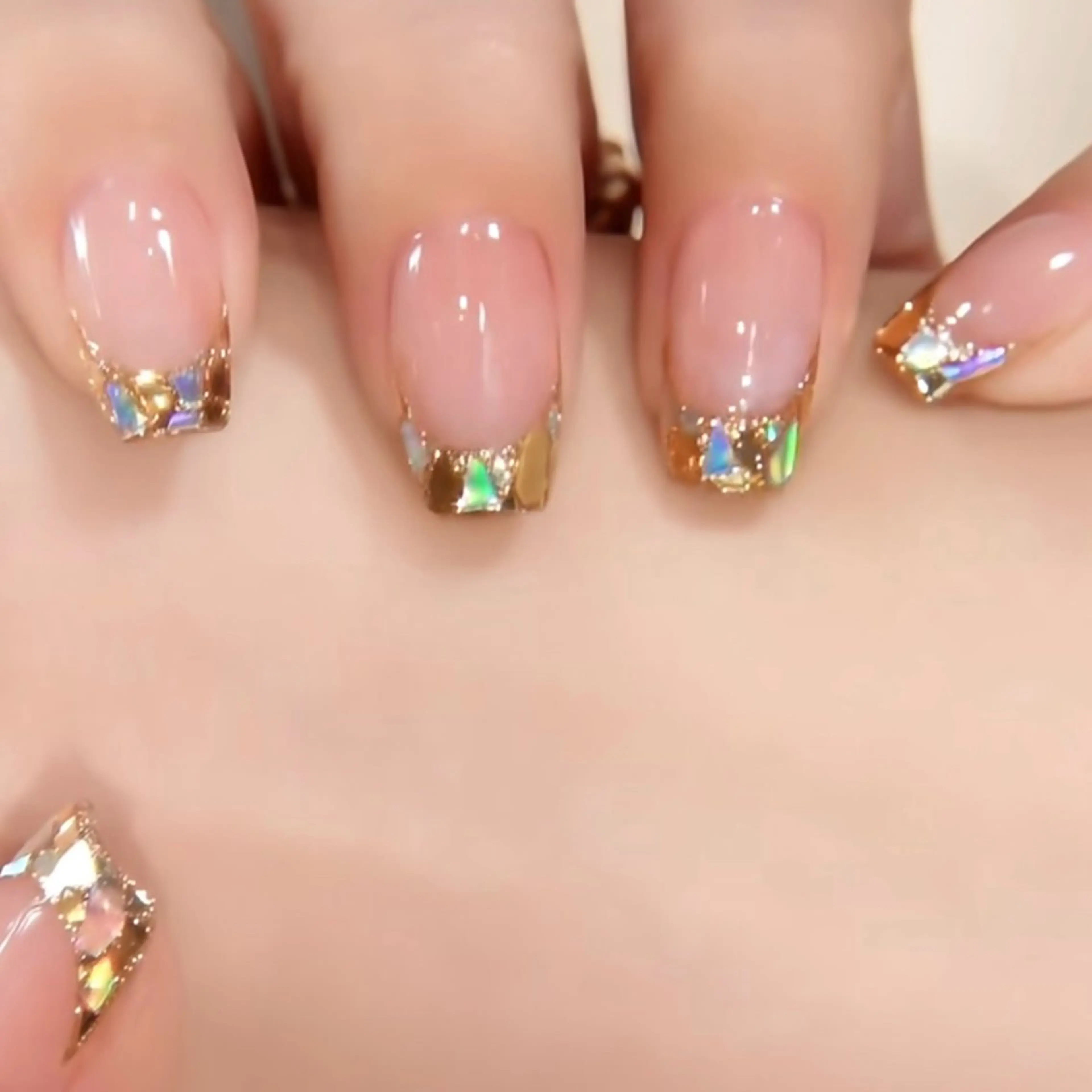 ネイル フレンチネイル ガラスフレンチ Nail salon Amoureuse ネイルサロン アムルーズ所属・ネイリスト ミクのネイルデザイン