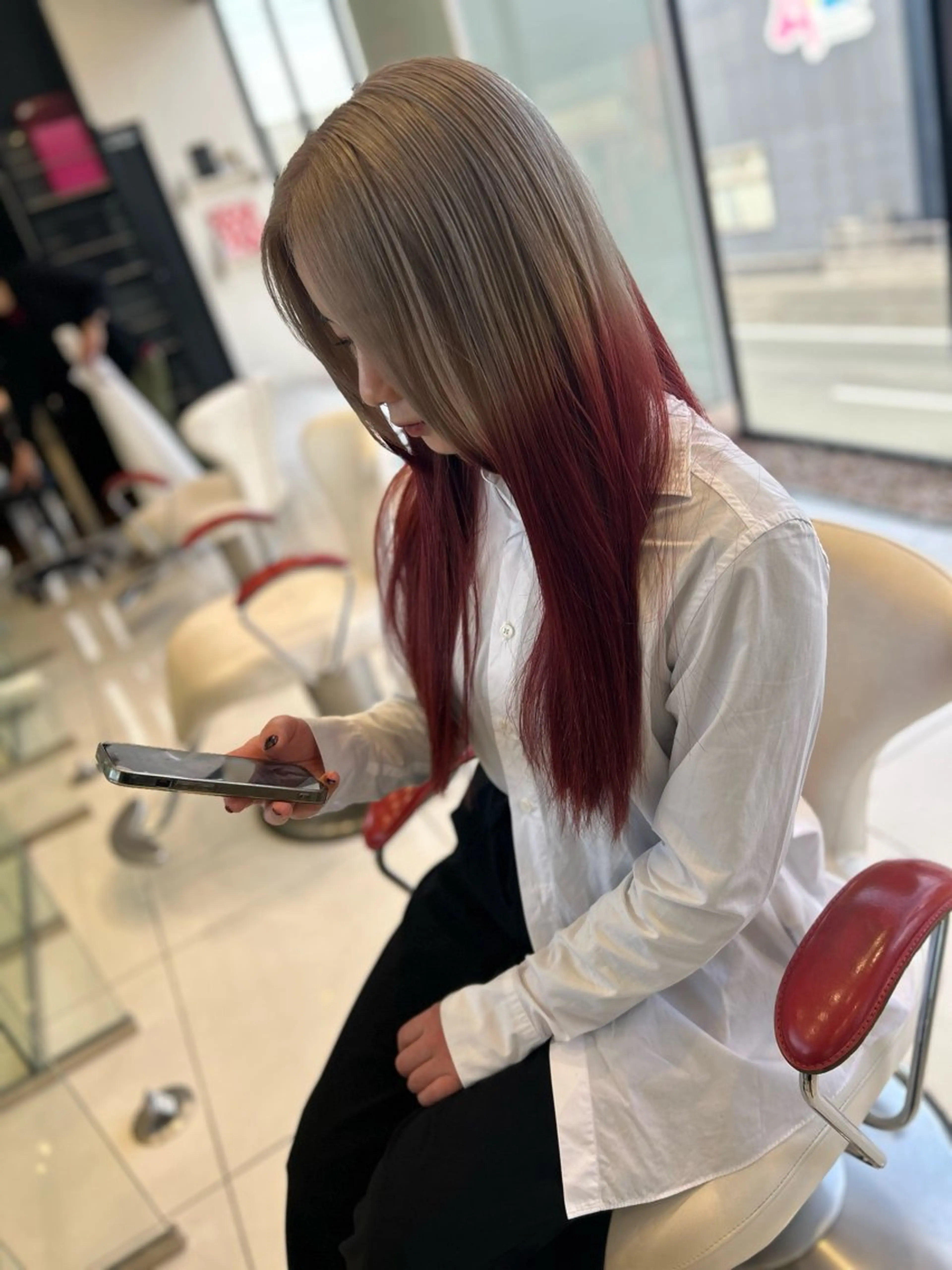 ロング カラー ベージュカラー ブリーチ デザインカラー グラデーションカラー レッドカラー カラーと言ったら SAWARAのヘアスタイル