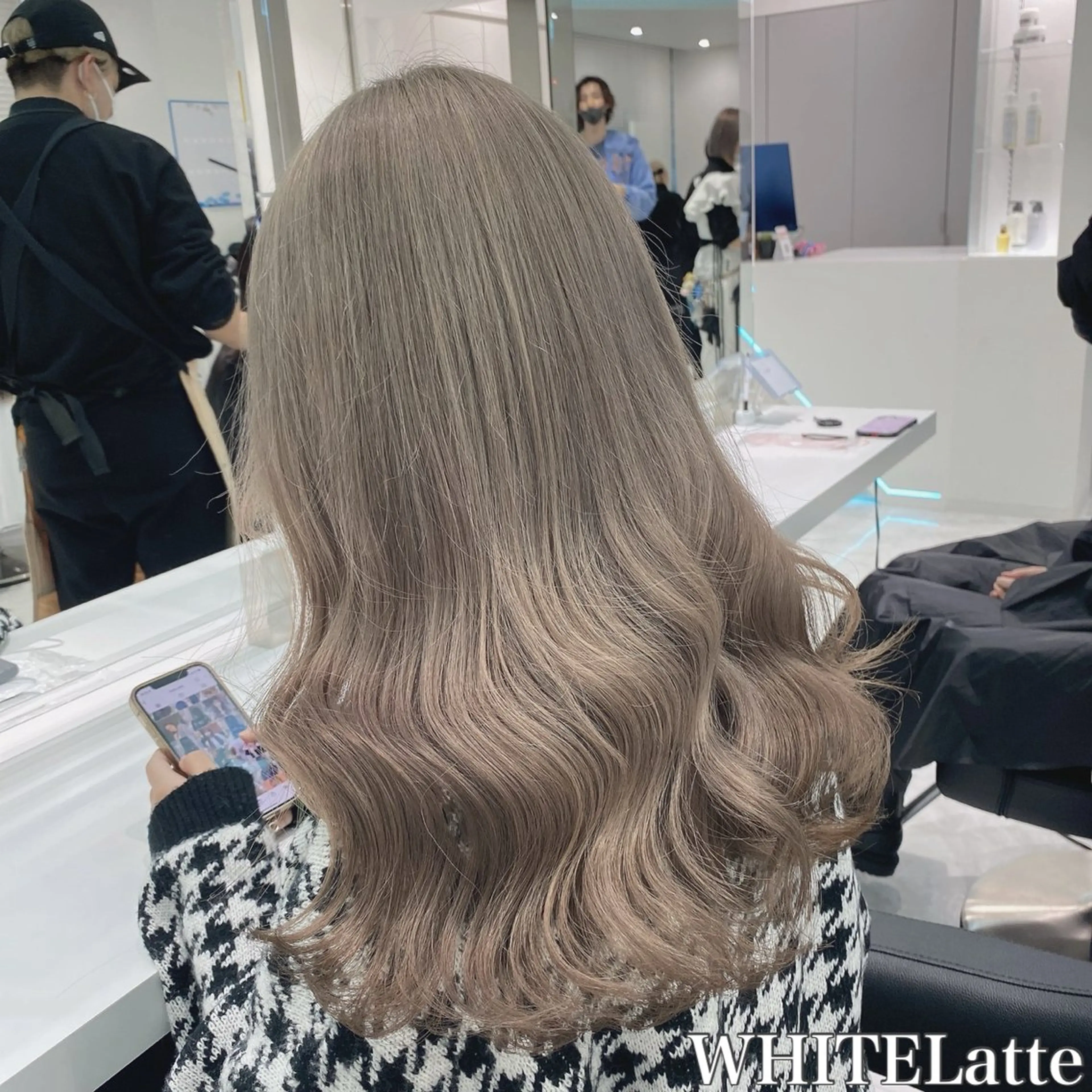 セミロング ヘアカラー 🩵ダメージレス艶感 ハイトーン🩷のヘアスタイル