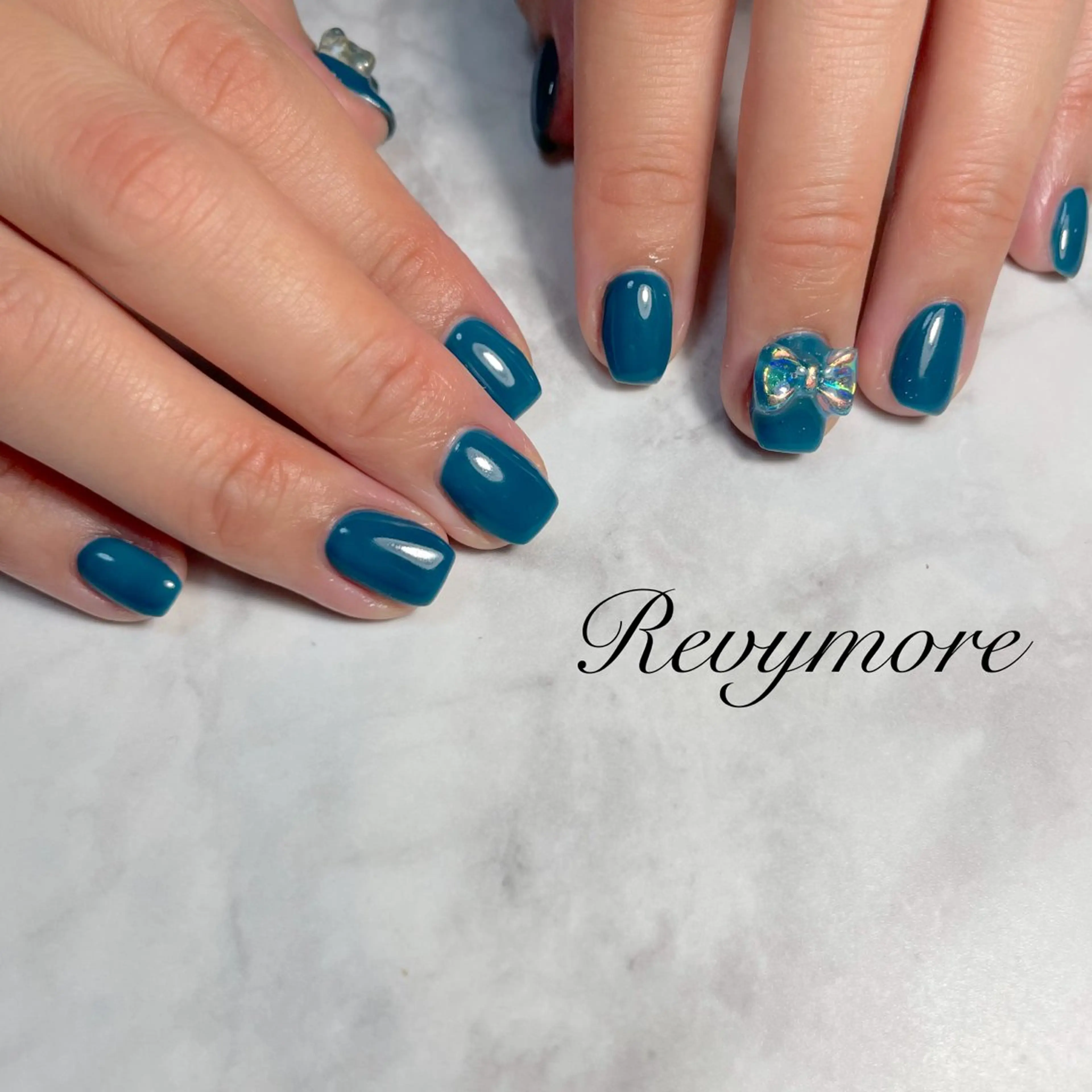 ネイル ジェルネイル グリーン ニュアンスネイル オフィスネイル シンプルネイル nail salon Revymore所属・nail salon Revymoreのネイルデザイン