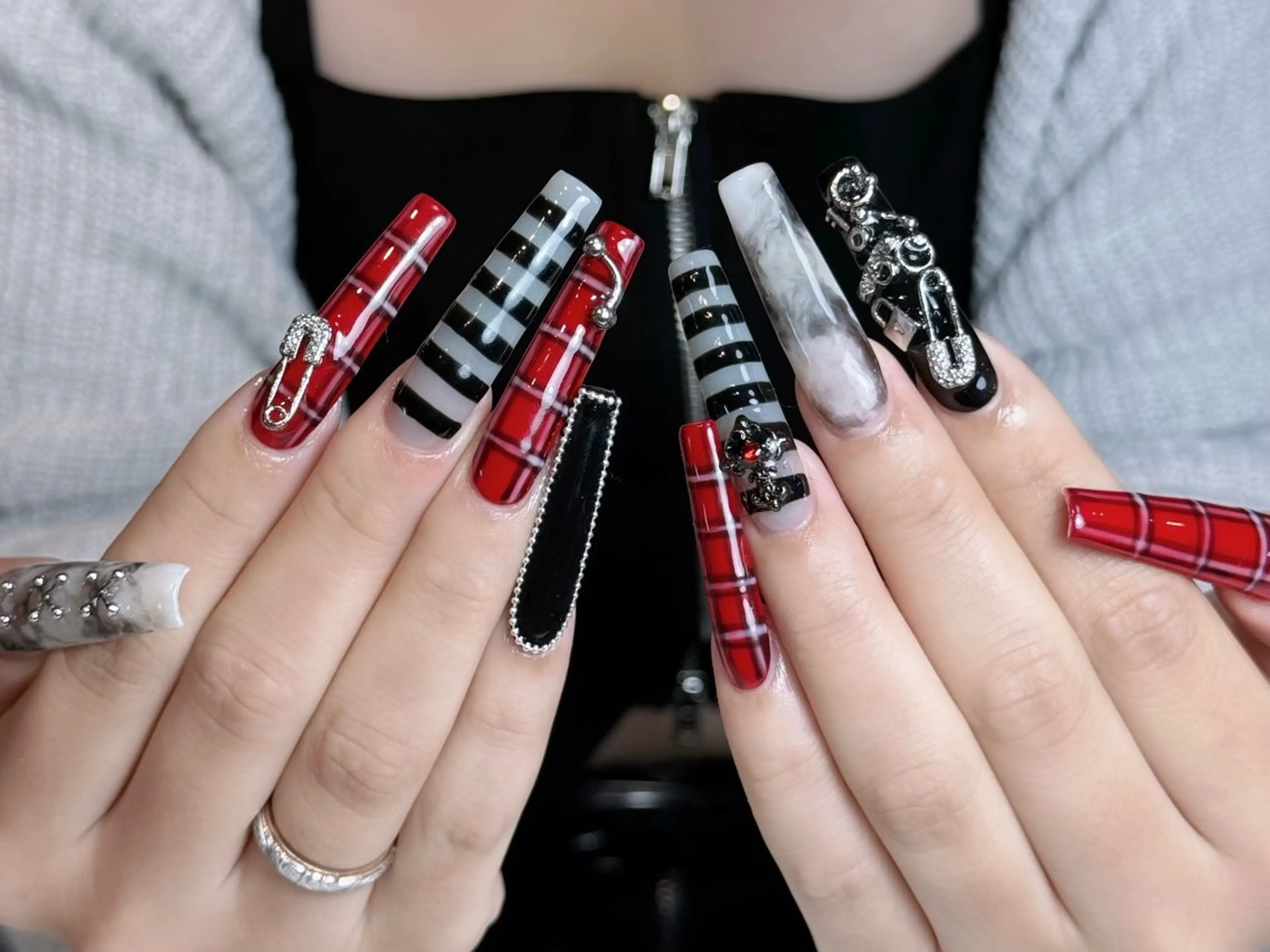 ネイル ボルドー ブラウン チークネイル ドット フットネイル Julli ジュリのネイルデザイン