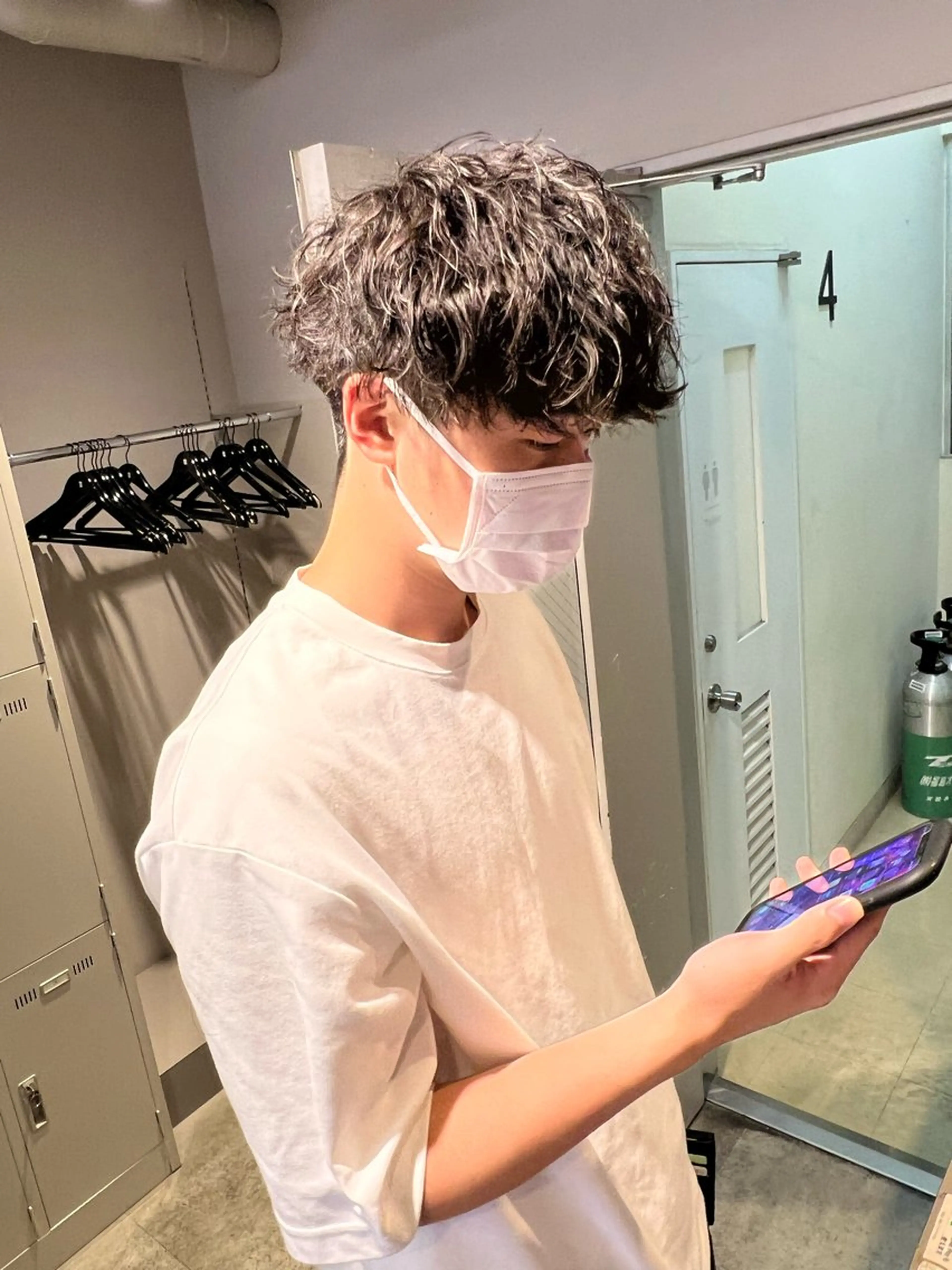 ミディアム パーマ メンズ ミディアムパーマ センターパート メンズ韓国風 韓国マッシュ マッシュウルフ カット ヘアカラー トリートメント ヘッドスパ ヘアセット トレンド/レイヤー うる艶🪞CANDYのヘアスタイル