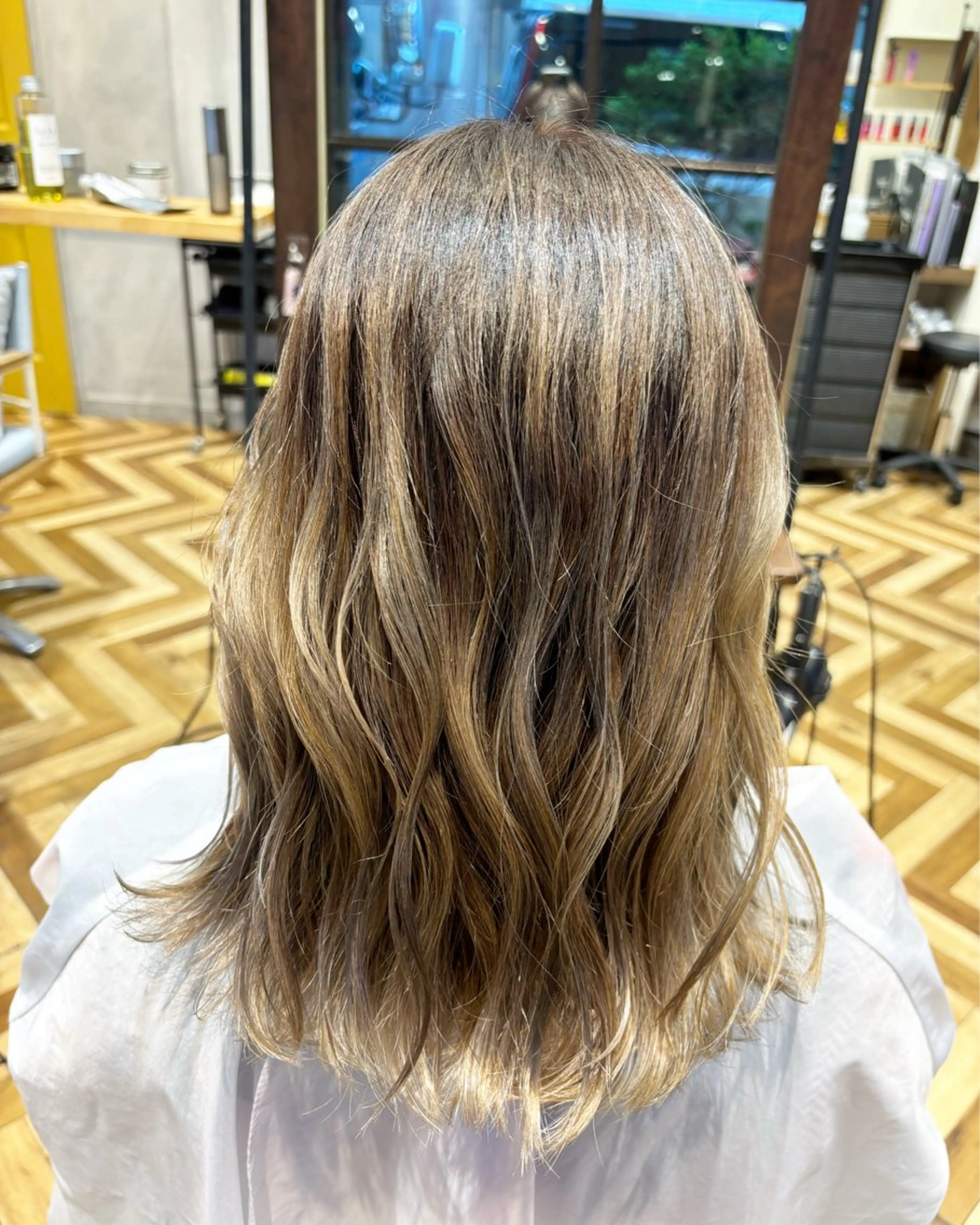 ミディアム カラー 庄司 茉里愛のヘアスタイル