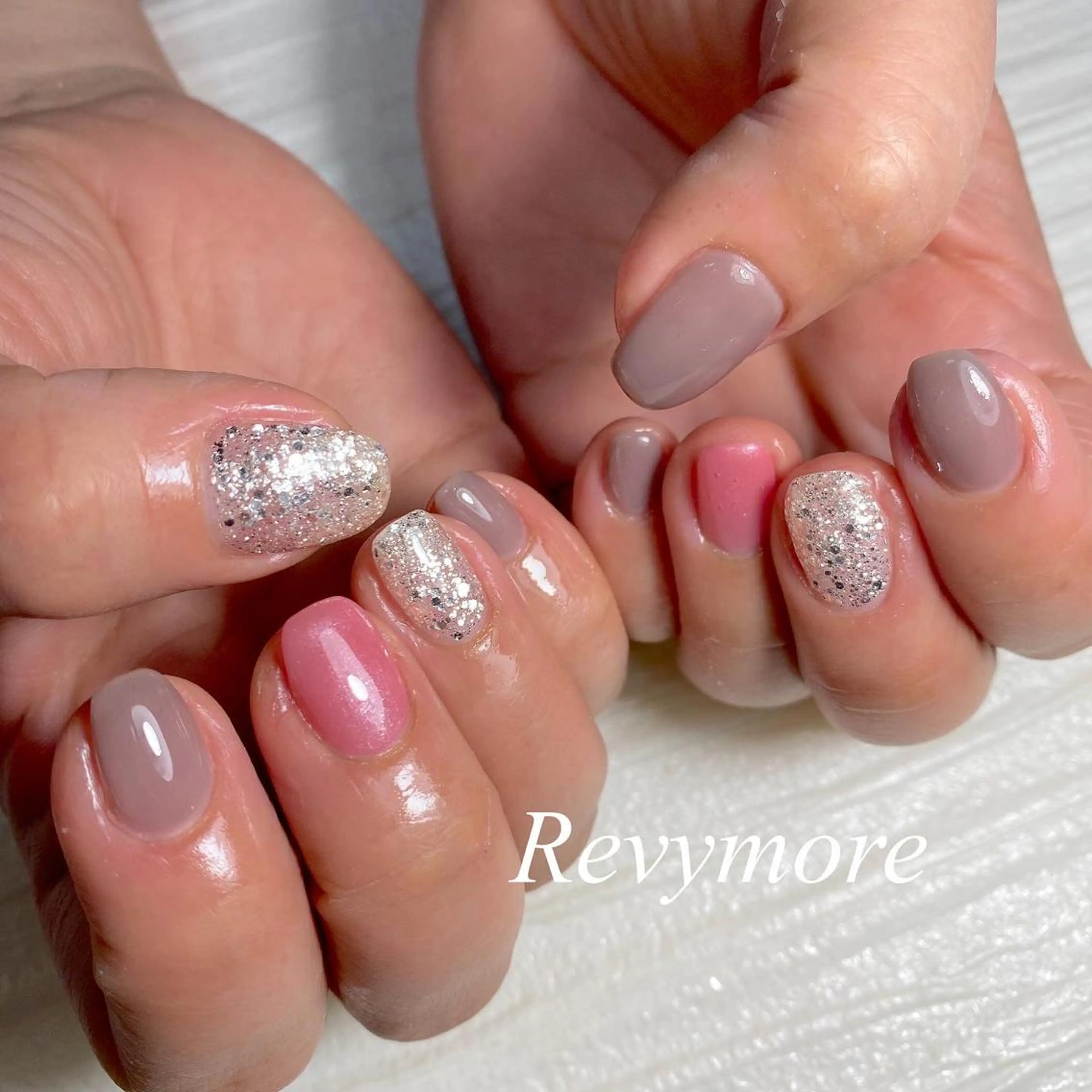 ミディアム ネイル ジェルネイル ニュアンスネイル オフィスネイル シンプルネイル バレンタイン nail salon Revymore所属・nail salon Revymoreのネイルデザイン