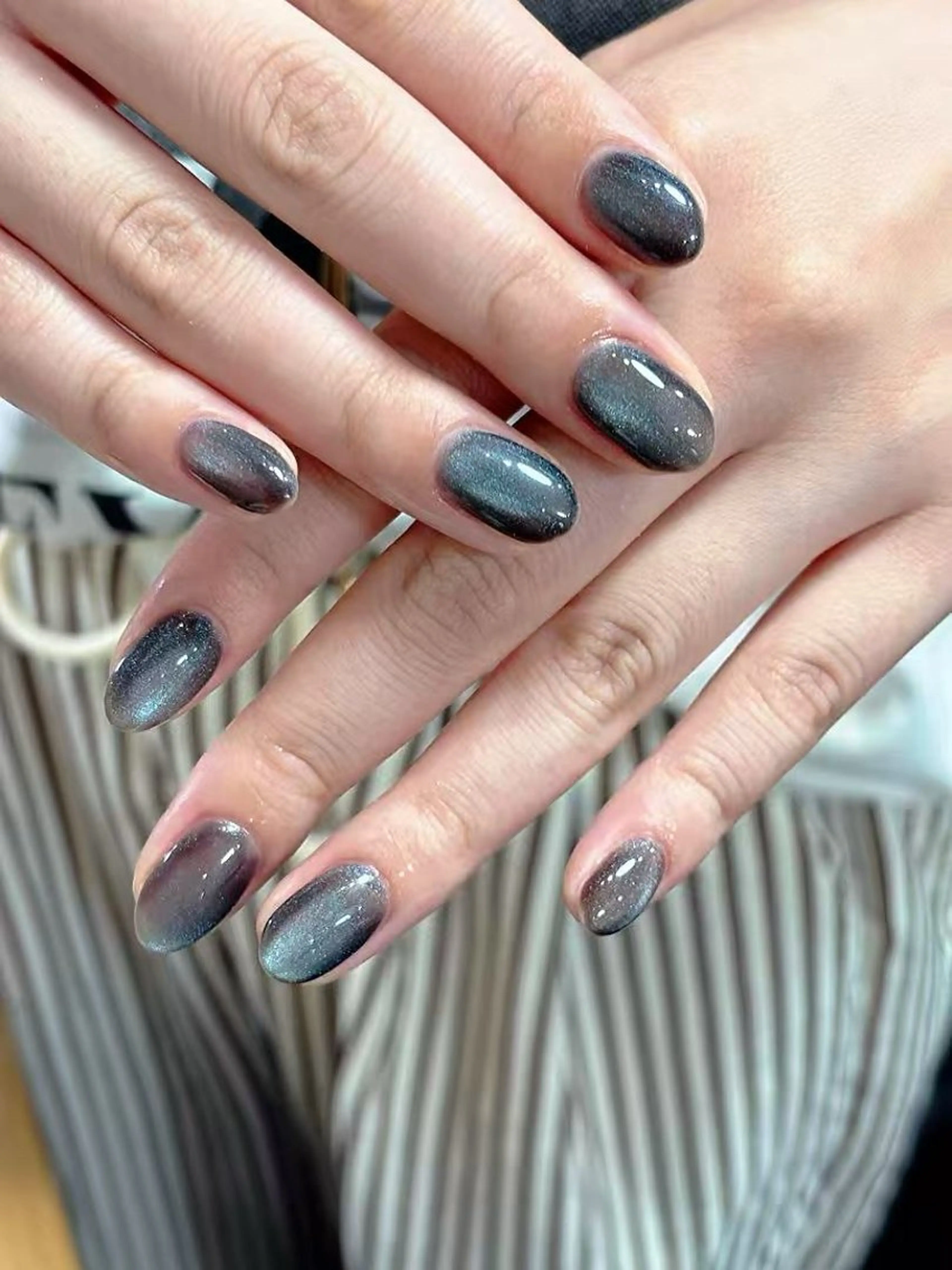 ネイル キラキラネイル 水色 マグネットネイル シルバー ハンドネイル ハンドケア 🎀NAIL🎀 AI🪄︎︎◝✩のネイルデザイン