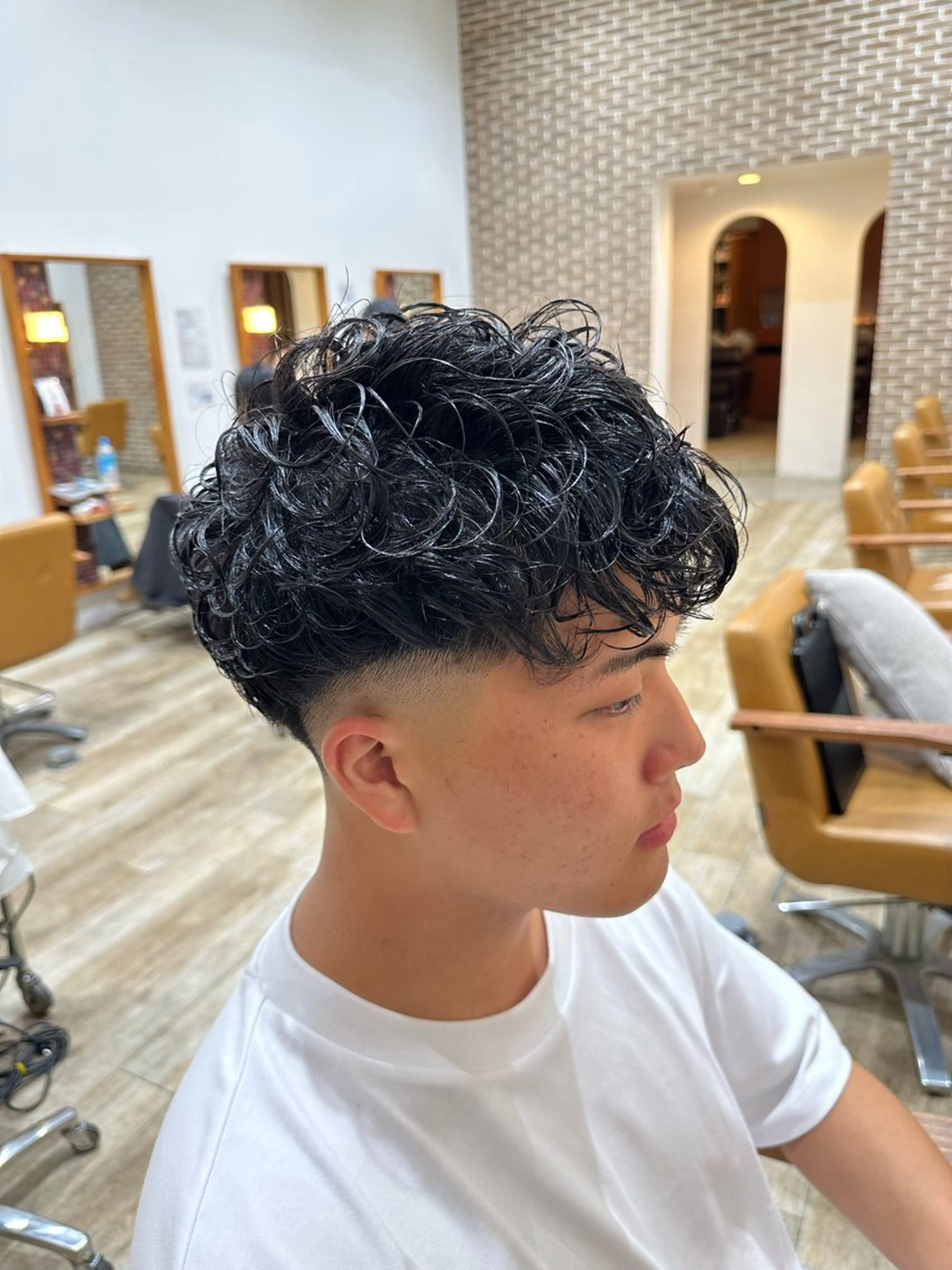 ミディアム パーマ メンズ ミディアムパーマ メンズブリーチ センターパート フェードカット メンズハイライト カット パーマ peakshair所属・髪質改善/メンズパ ーマ𝒀𝑼𝑻𝑶のヘアスタイル