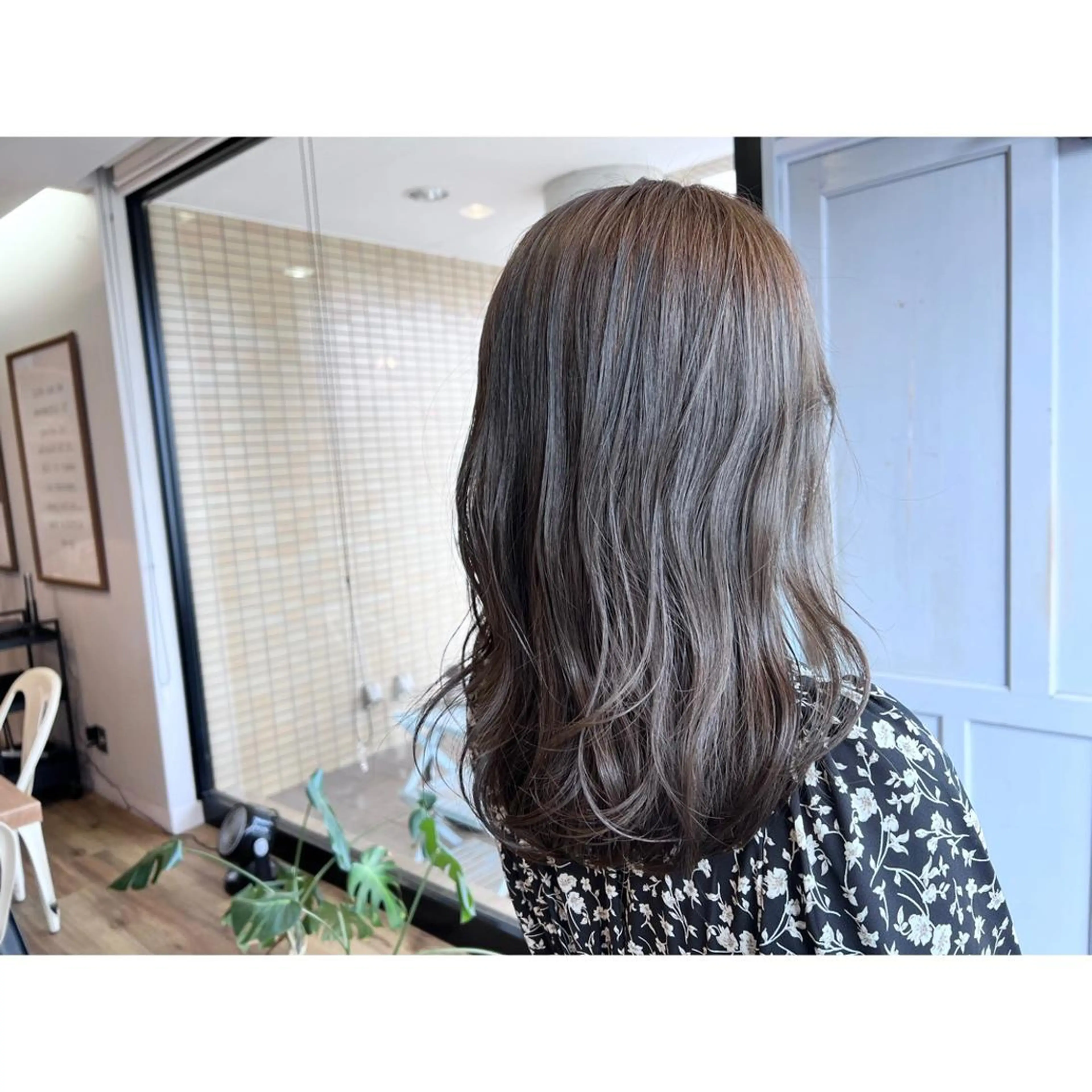 ロング カラー グレージュ オリーブグレージュ オリーブグレー ヘアカラー トリートメント ツキダテ ユイのヘアスタイル