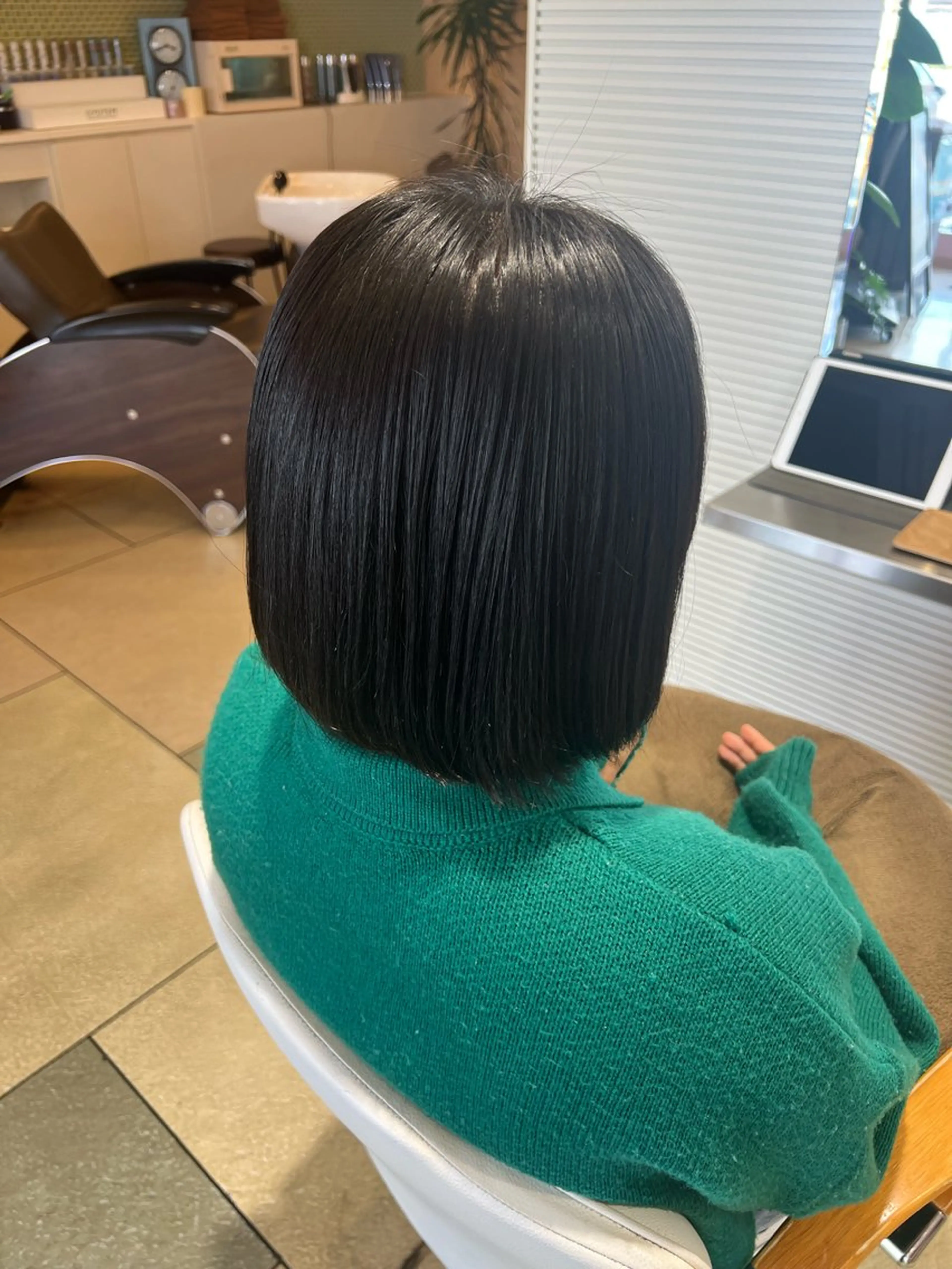 縮毛矯正 ☘️折戸結菜☘️ ハイトーンカラーのヘアスタイル