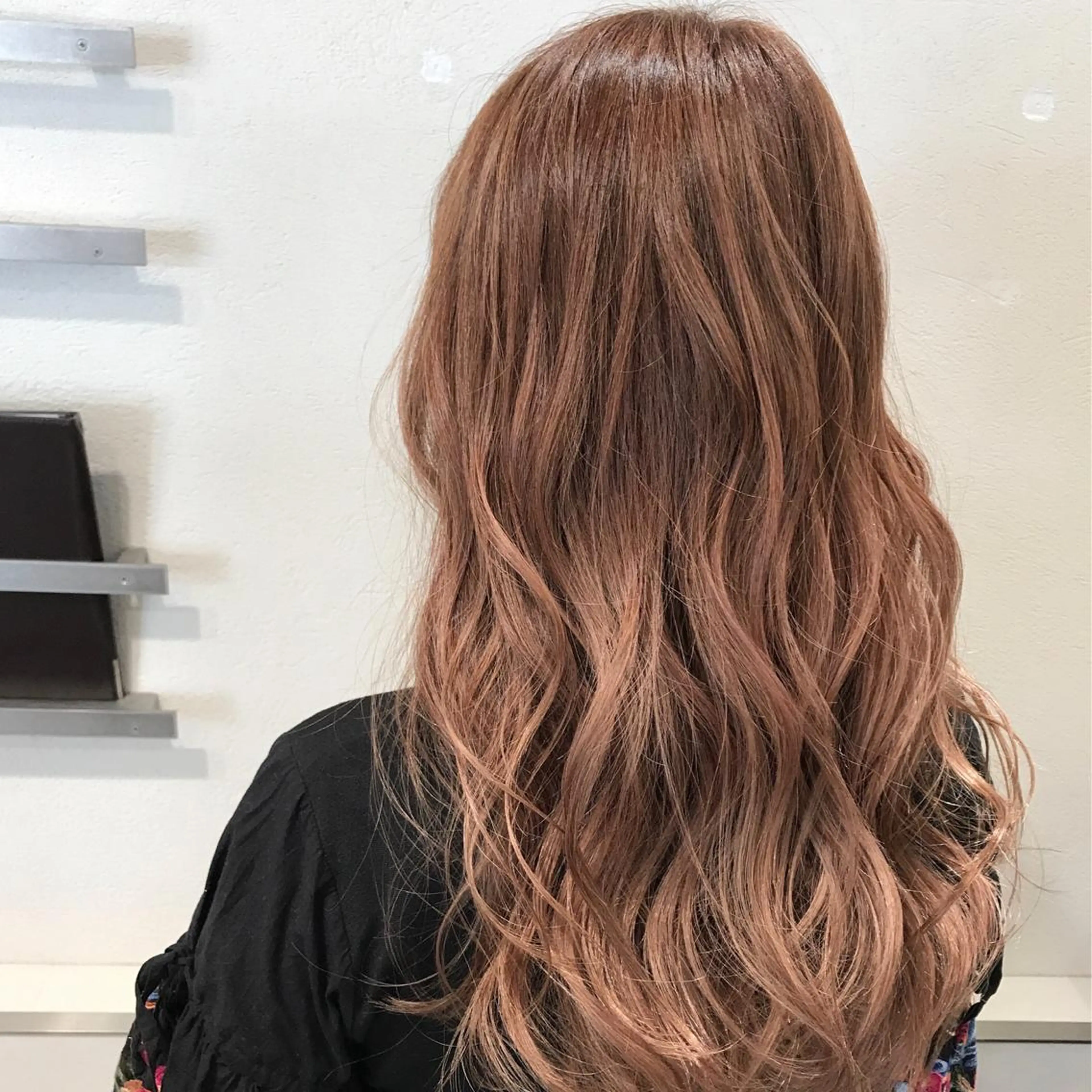 ミディアム カラー アッシュ アッシュグレー アッシュグレージュ バレイヤージュ ベージュカラー AMI Hair  supply所属・髪質改善カラー 韓国風レイヤーのヘアスタイル