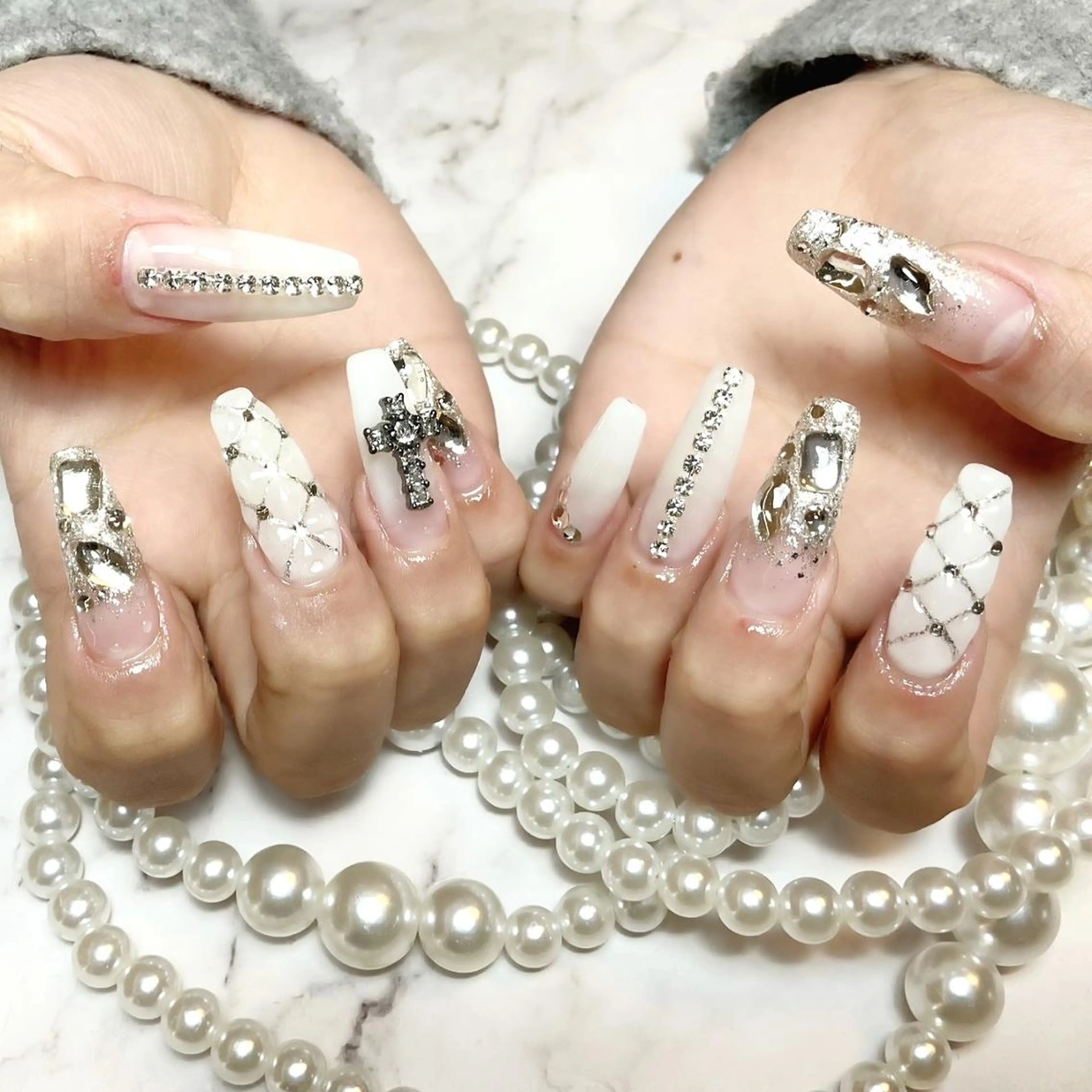 ネイル RAFFINE 月🦋🩵のネイルデザイン