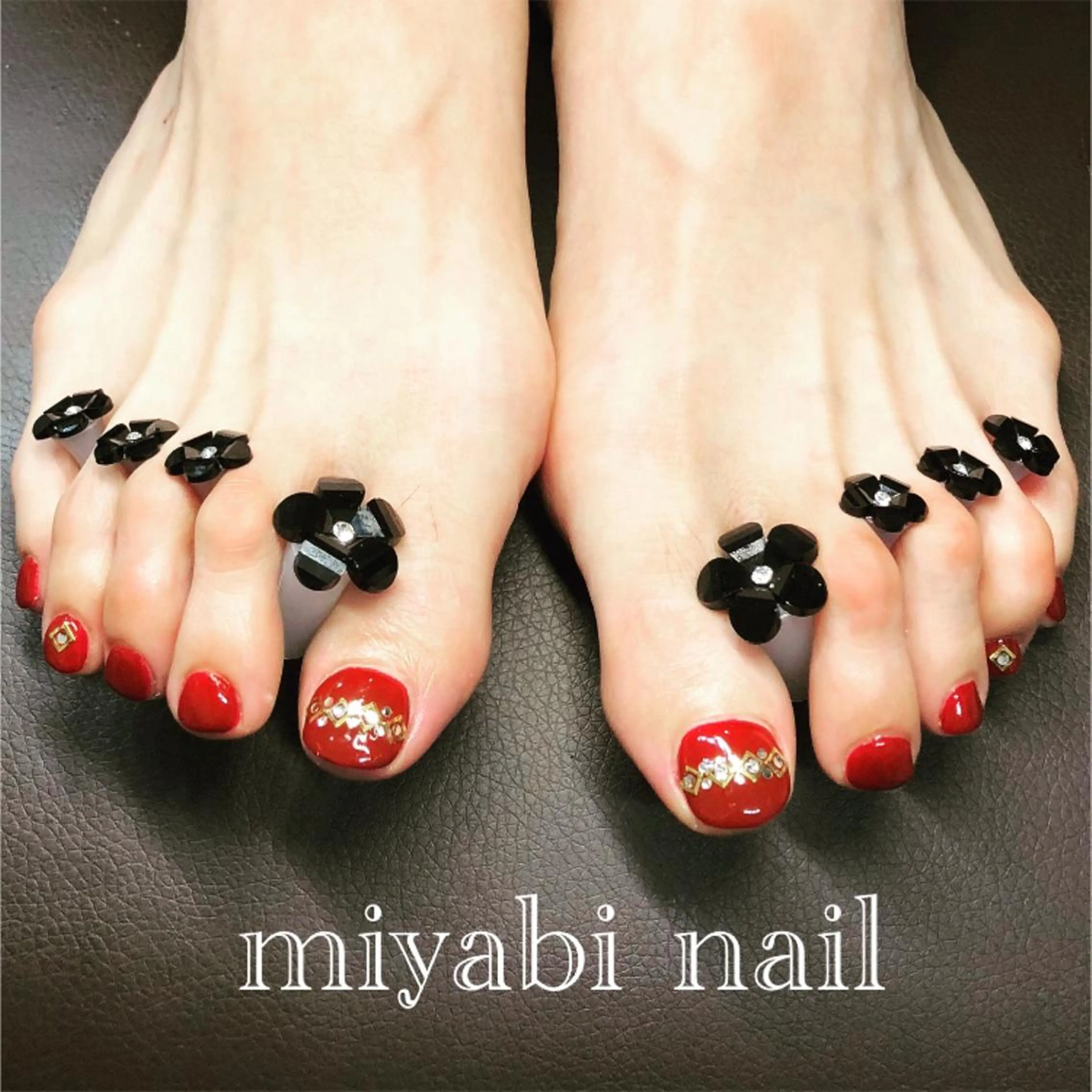 ネイル アートネイル フットネイル ゴールド スクエアネイル ストーンネイル miyabi nail 桂川駅近くのネイルデザイン