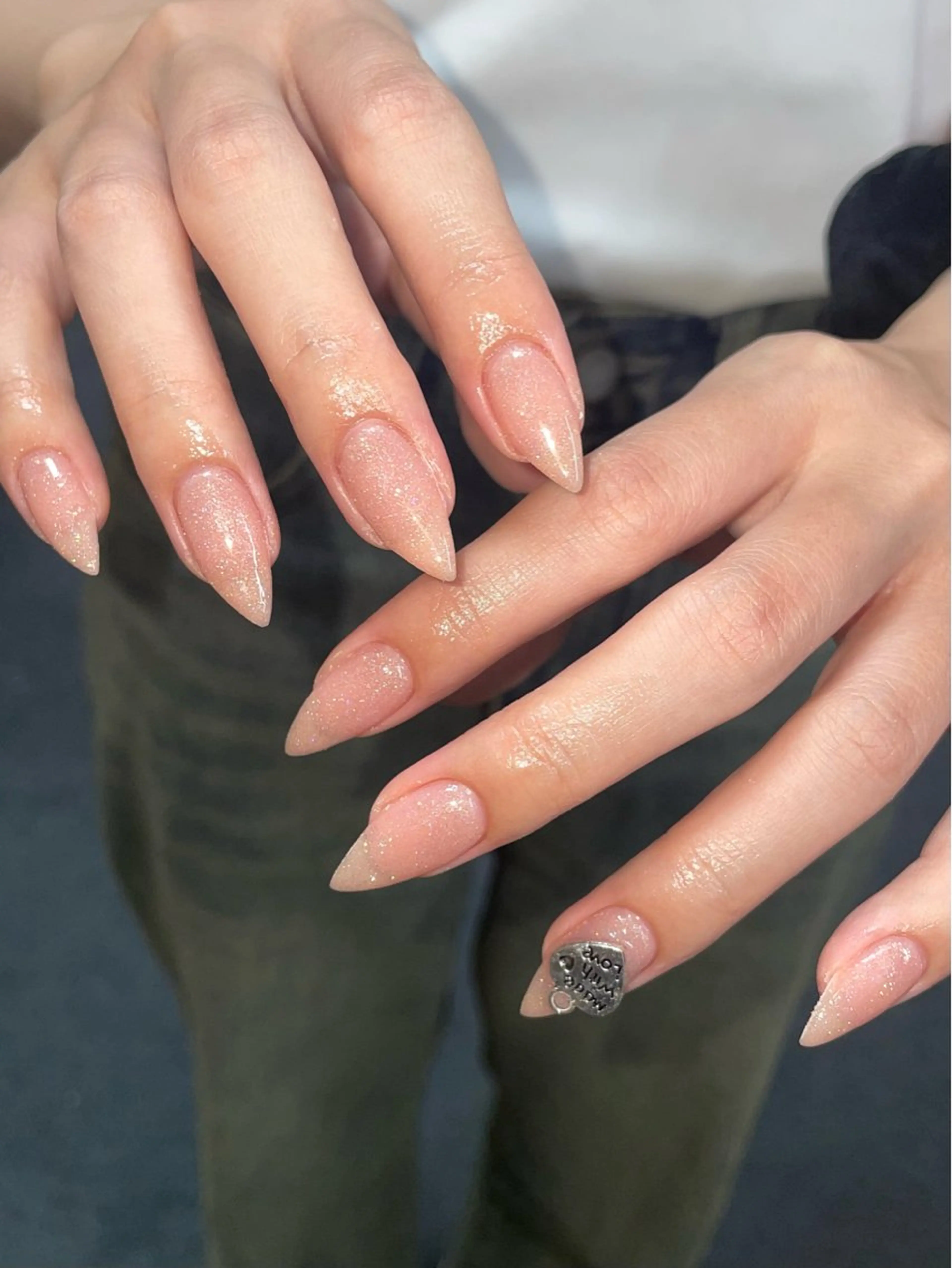 ネイル ガーリー キラキラネイル ラメ(グリッター) ワンカラーネイル ピンク ハンドネイル ハンドケア 🎀NAIL🎀 AI🪄︎︎◝✩のネイルデザイン