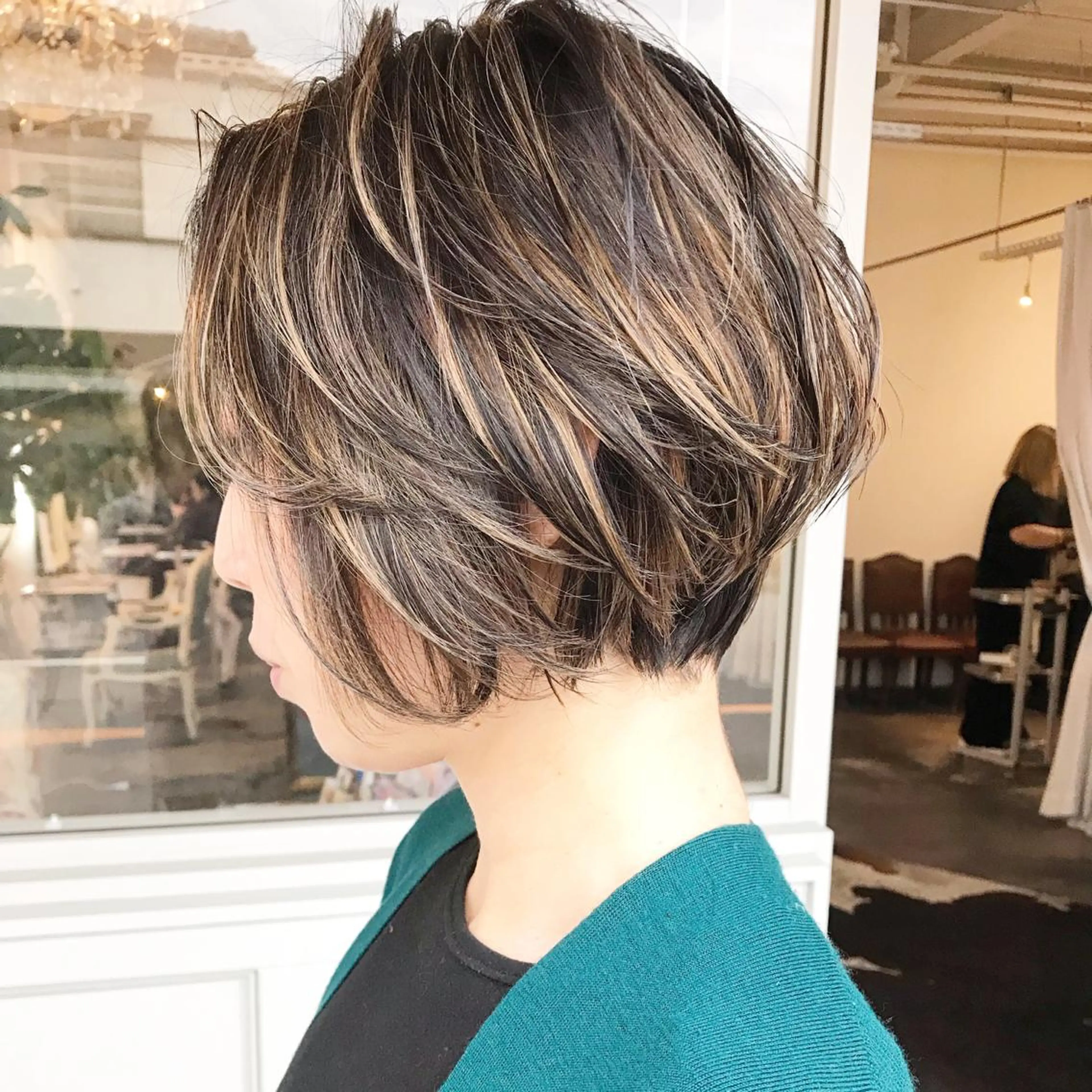 ミディアム カラー ヘアアレンジ お団子ヘア 切りっぱなしボブ バレイヤージュ ブリーチ デザインカラー Mariana/ 鶴原-ハイライトのヘアスタイル