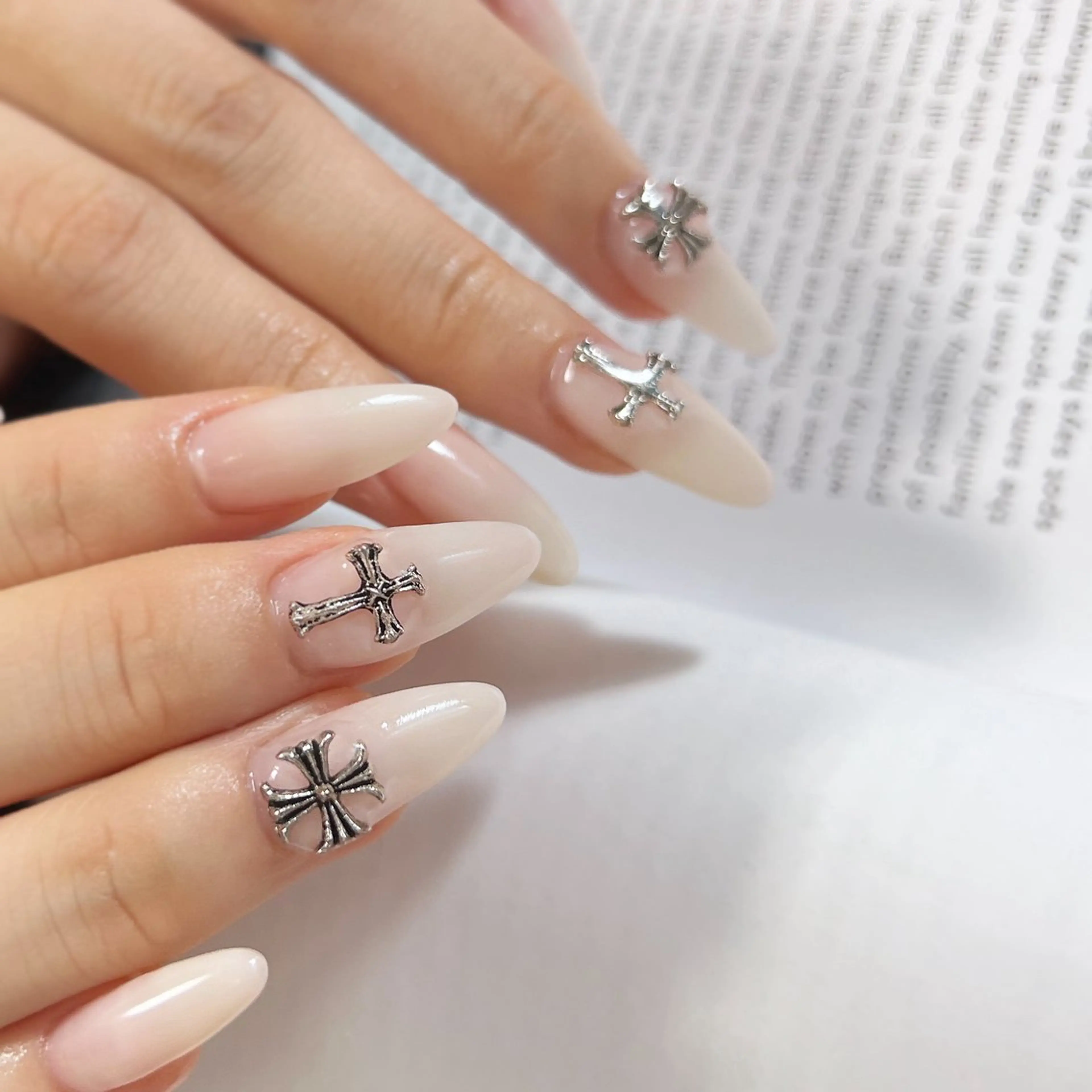 ネイル グラデーション ロングネイル スカルプネイル シンプルネイル ホワイト ハンドネイル pointillé .ayaのネイルデザイン