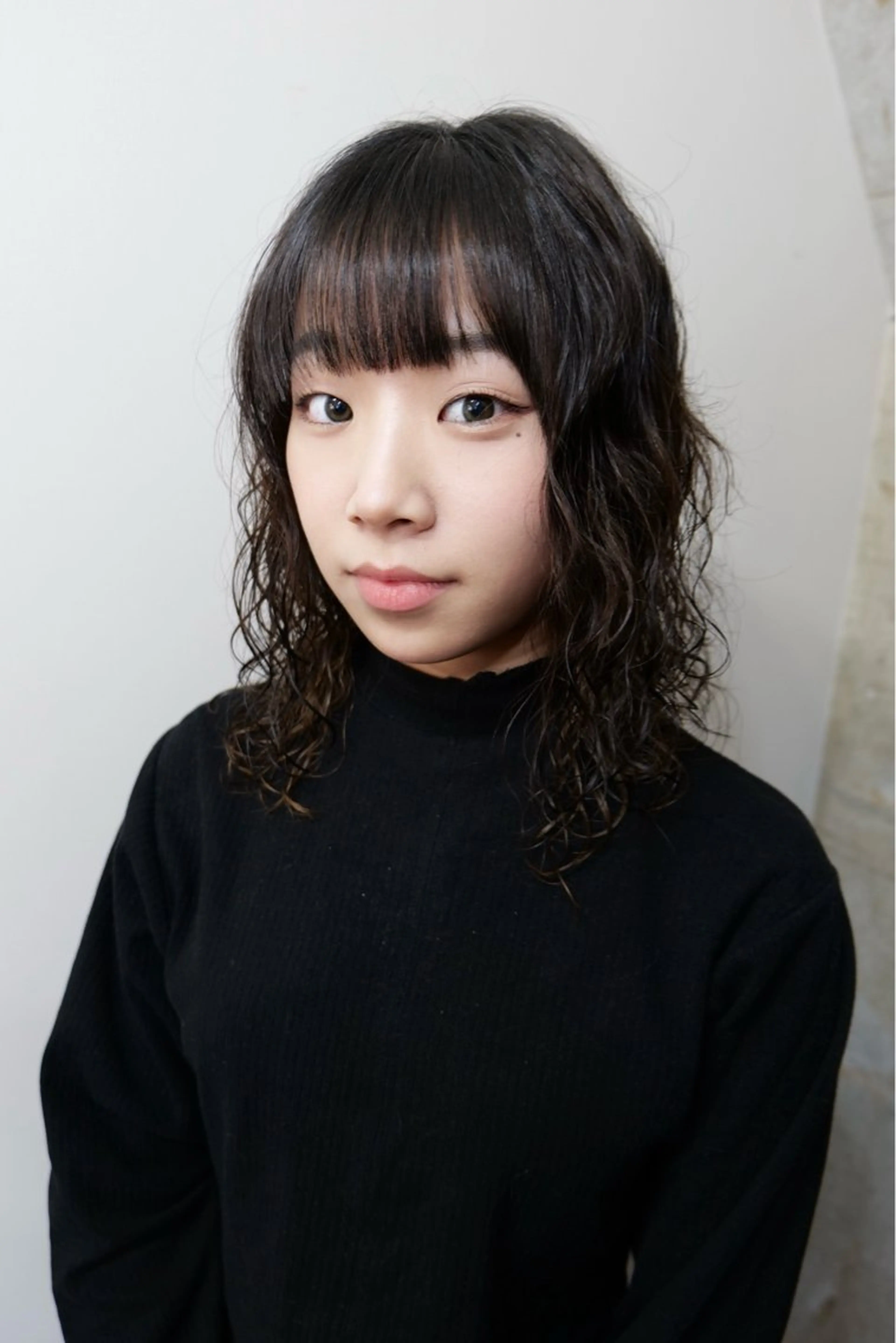 ミディアム パーマ 𝙱𝙻𝙴𝙽 𝚋𝚢 𝚍𝚘𝚝.所属・🤍BLEN 窓🤍のヘアスタイル