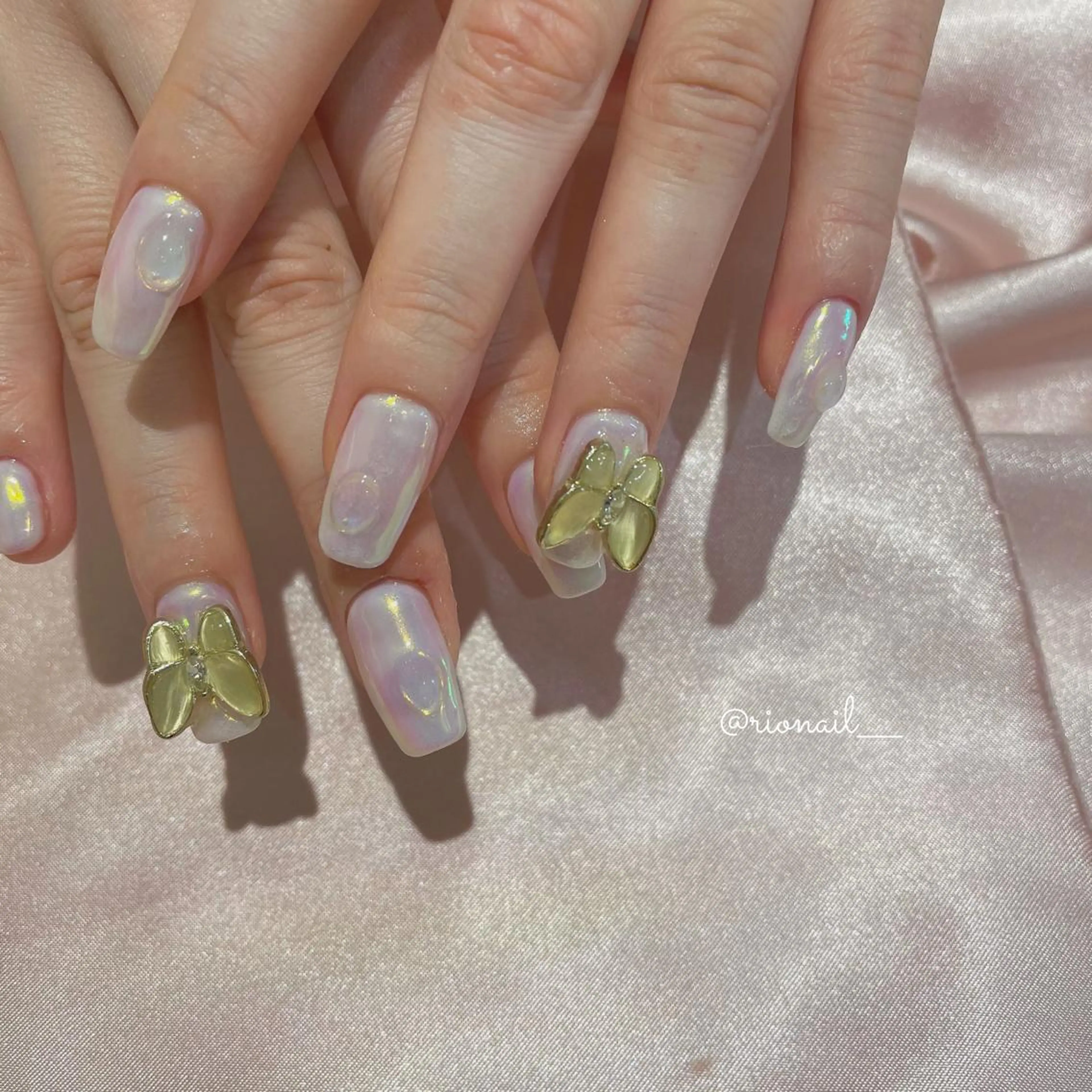 ネイル アートネイル 𝘙𝘪𝘰𝘯𝘢 ...🕯🤍のネイルデザイン