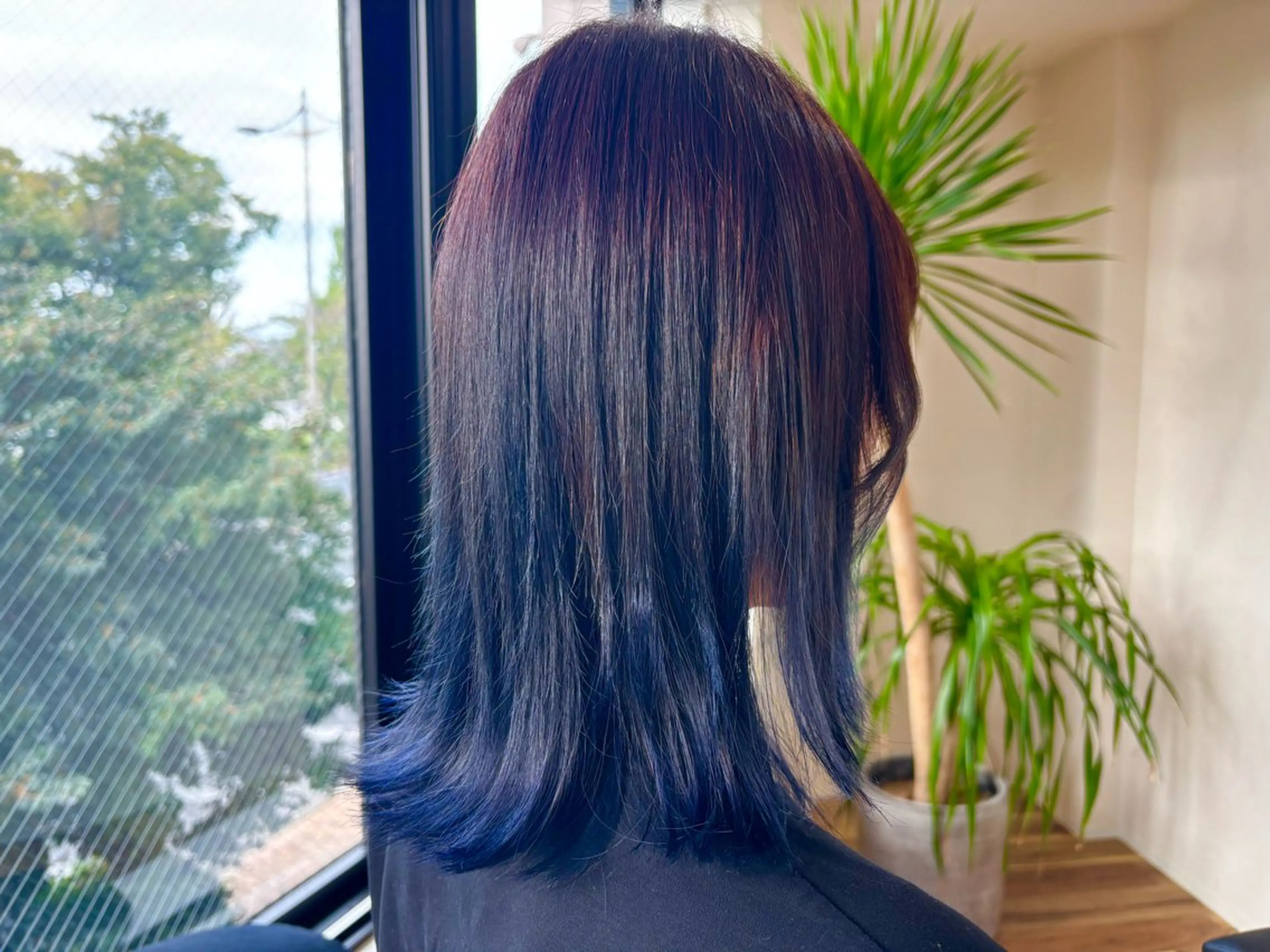 ミディアム カラー ブリーチ ブルーカラー グラデーションカラー with a smile所属・安藤 博信のヘアスタイル