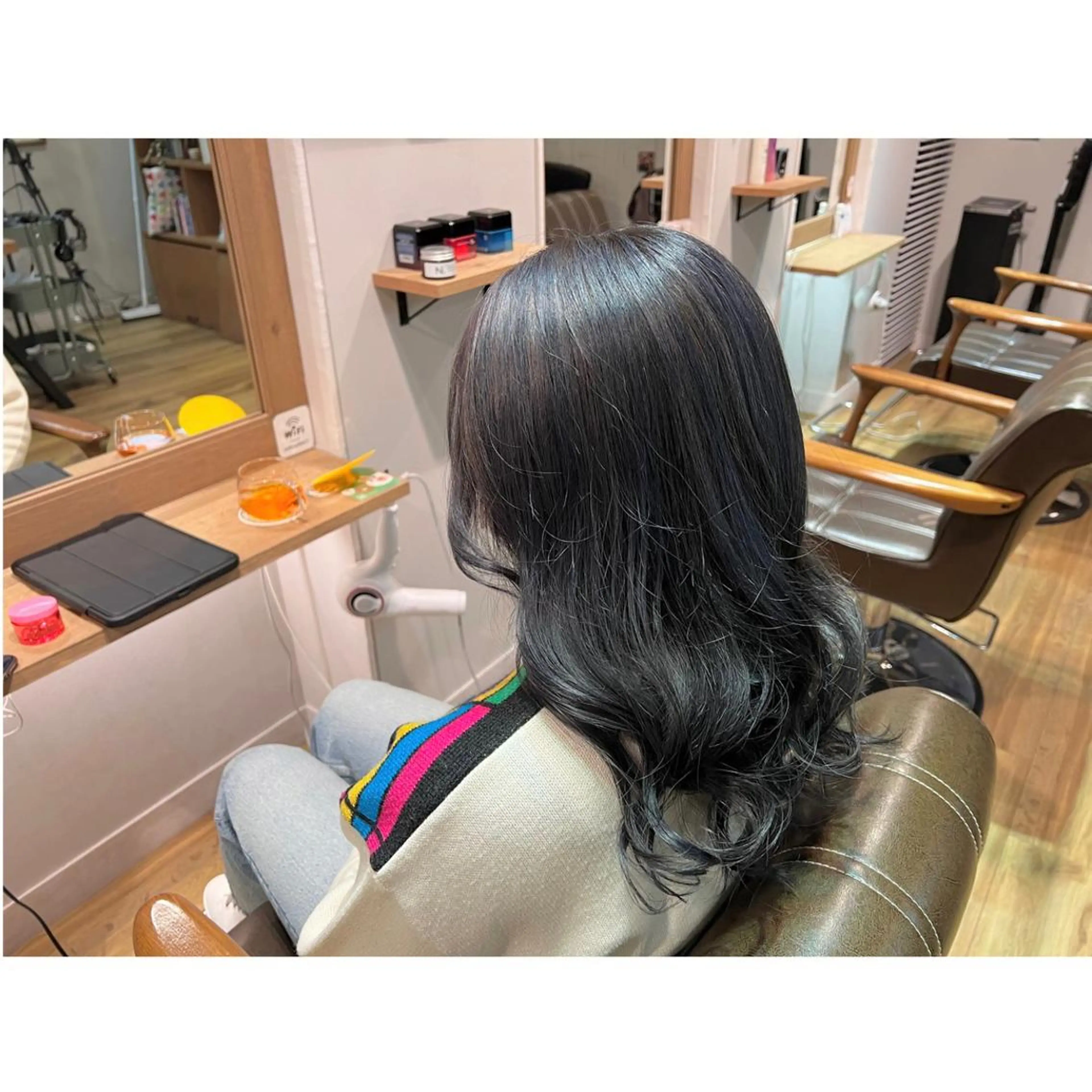 ロング カラー ブリーチ ネイビーカラー ヘアカラー トリートメント ツキダテ ユイのヘアスタイル