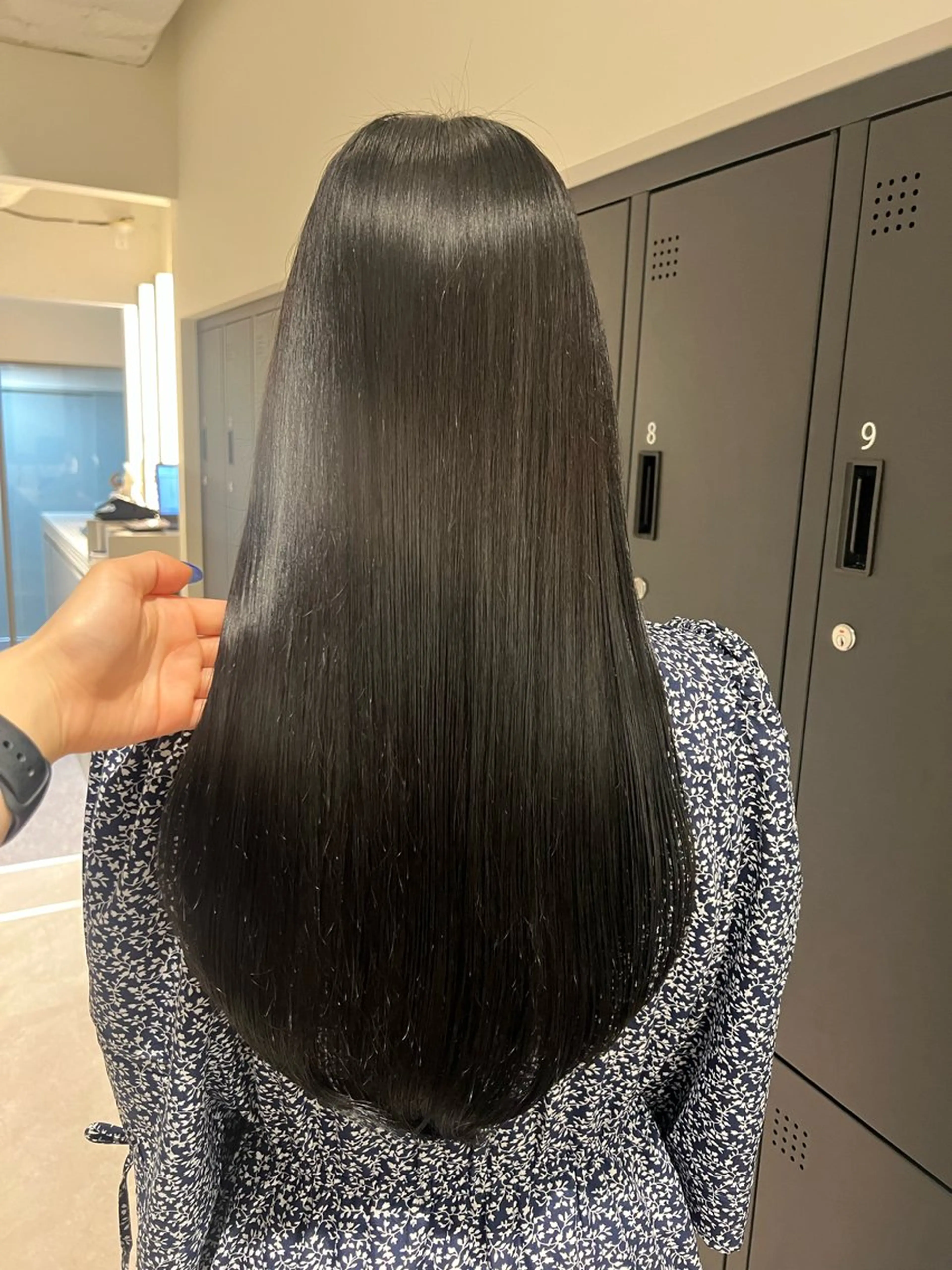 ロング カラー ヘアアレンジ ブルーカラー ダークグレー カット ヘアカラー トリートメント 暗髪カラー🫐パーマ おくだりんかのヘアスタイル