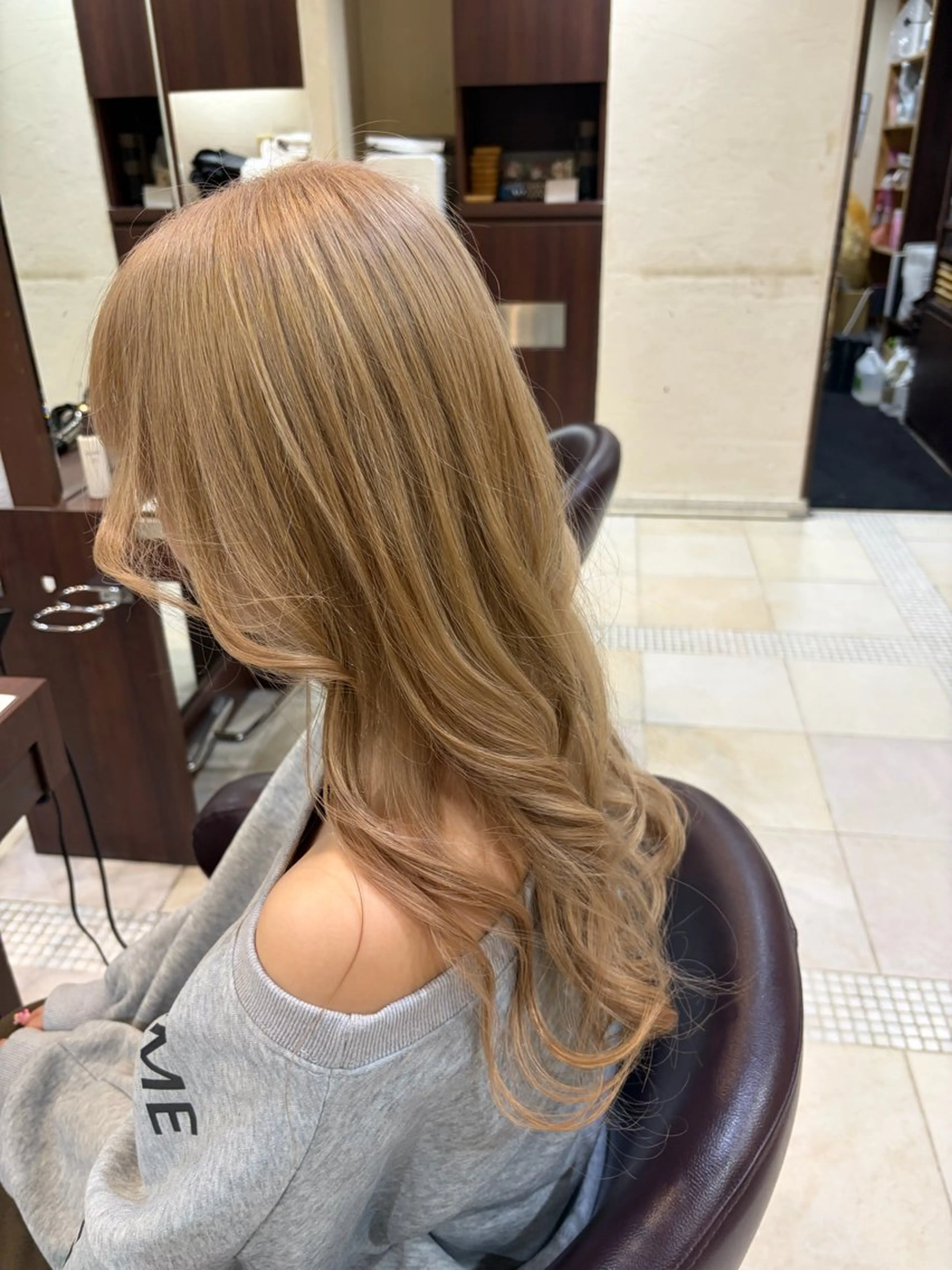 セミロング ヘアカラー 【暖色ハイトーン】 HARUNA🌼のヘアスタイル