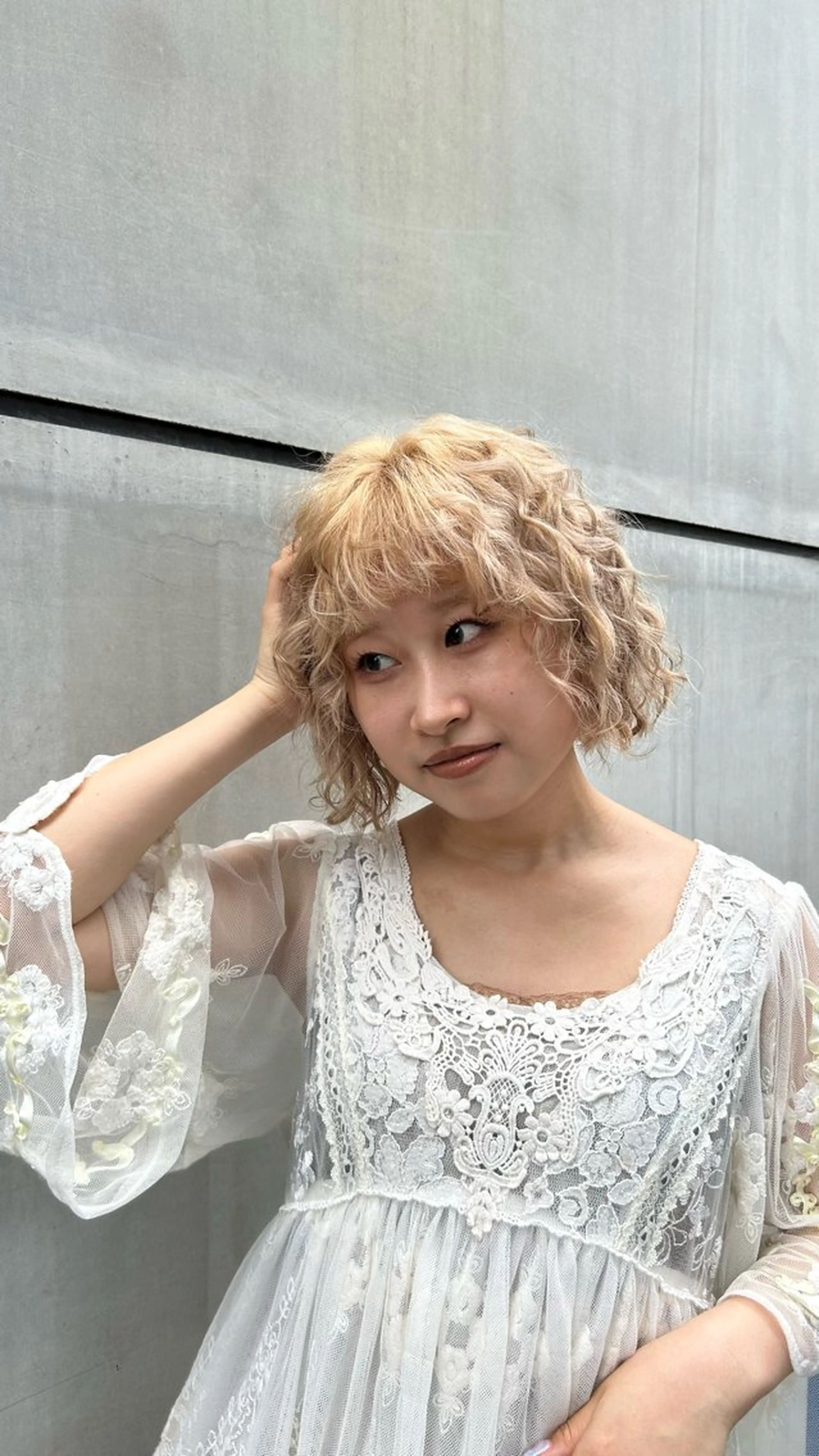 ミディアム カラー ベージュカラー ブリーチ ミルクティーベージュ カット ヘアカラー トリートメント 有働由良／ハイトーン ／韓国メンズヘアのヘアスタイル