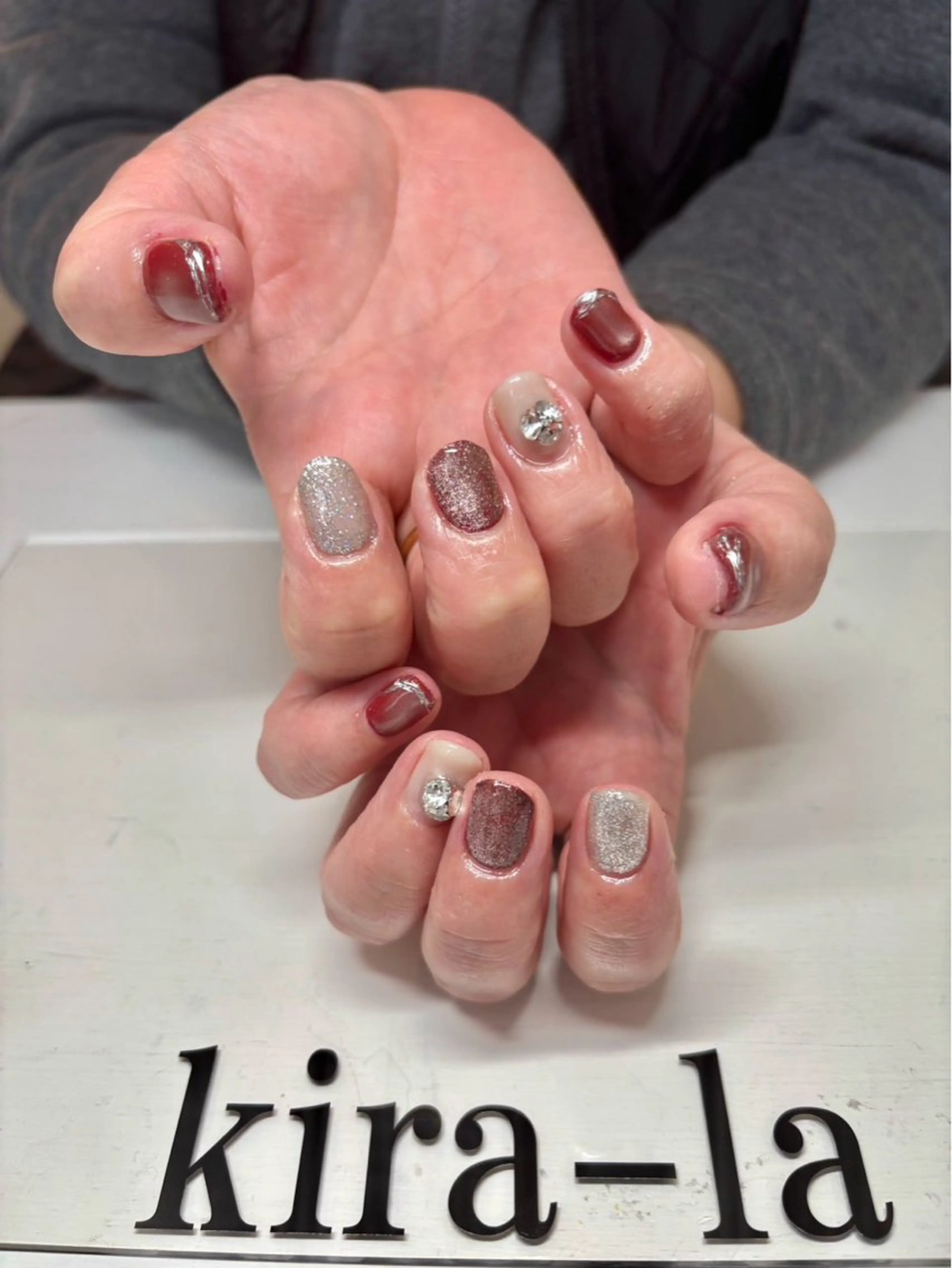 ネイル 赤色 ホワイト kira-la キララ･:*..のネイルデザイン