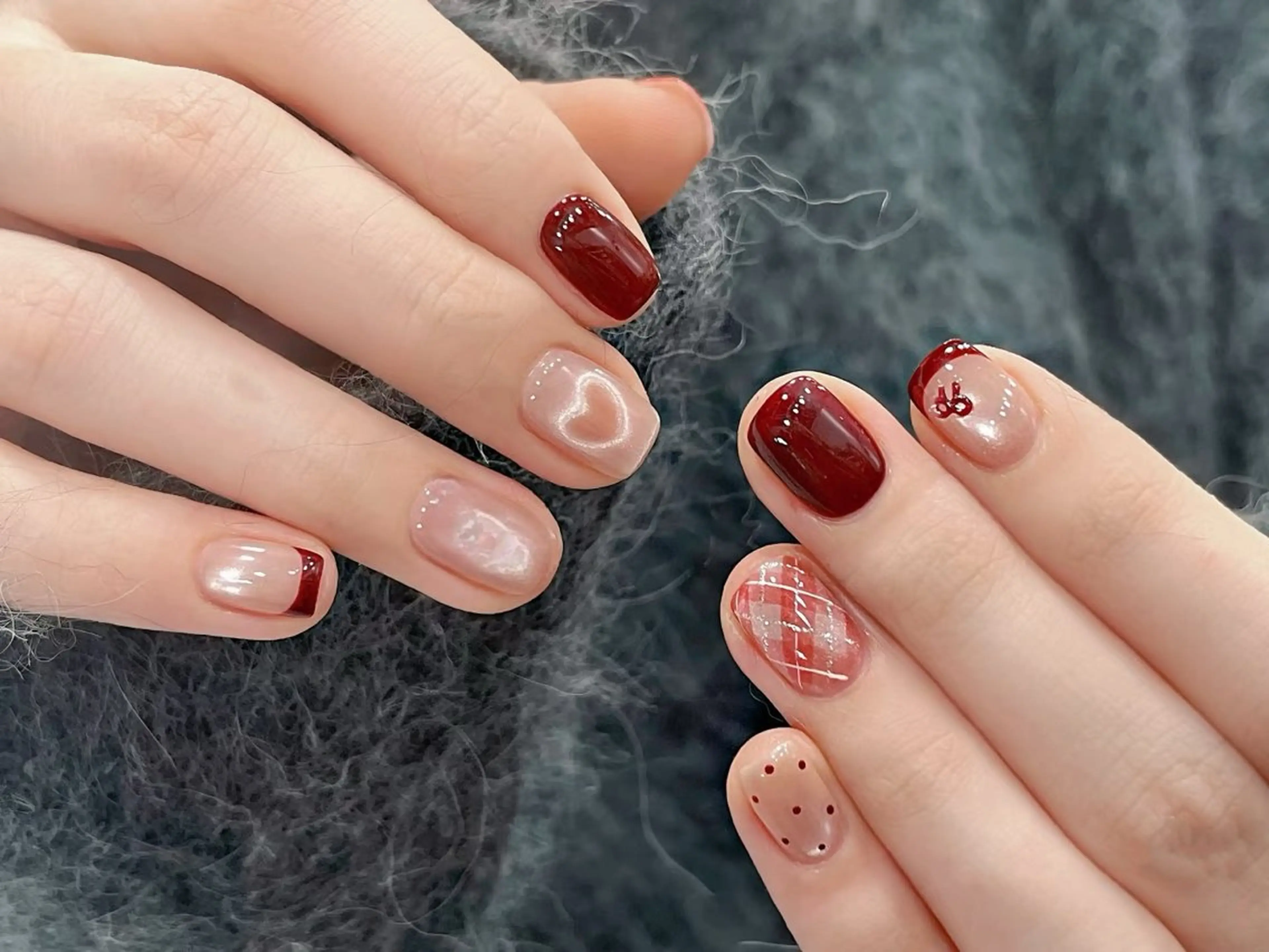 ネイル ドット ハート オフィスネイル 赤色 バレンタイン ハンドネイル ハンドケア DarkHoney 池袋店のネイルデザイン