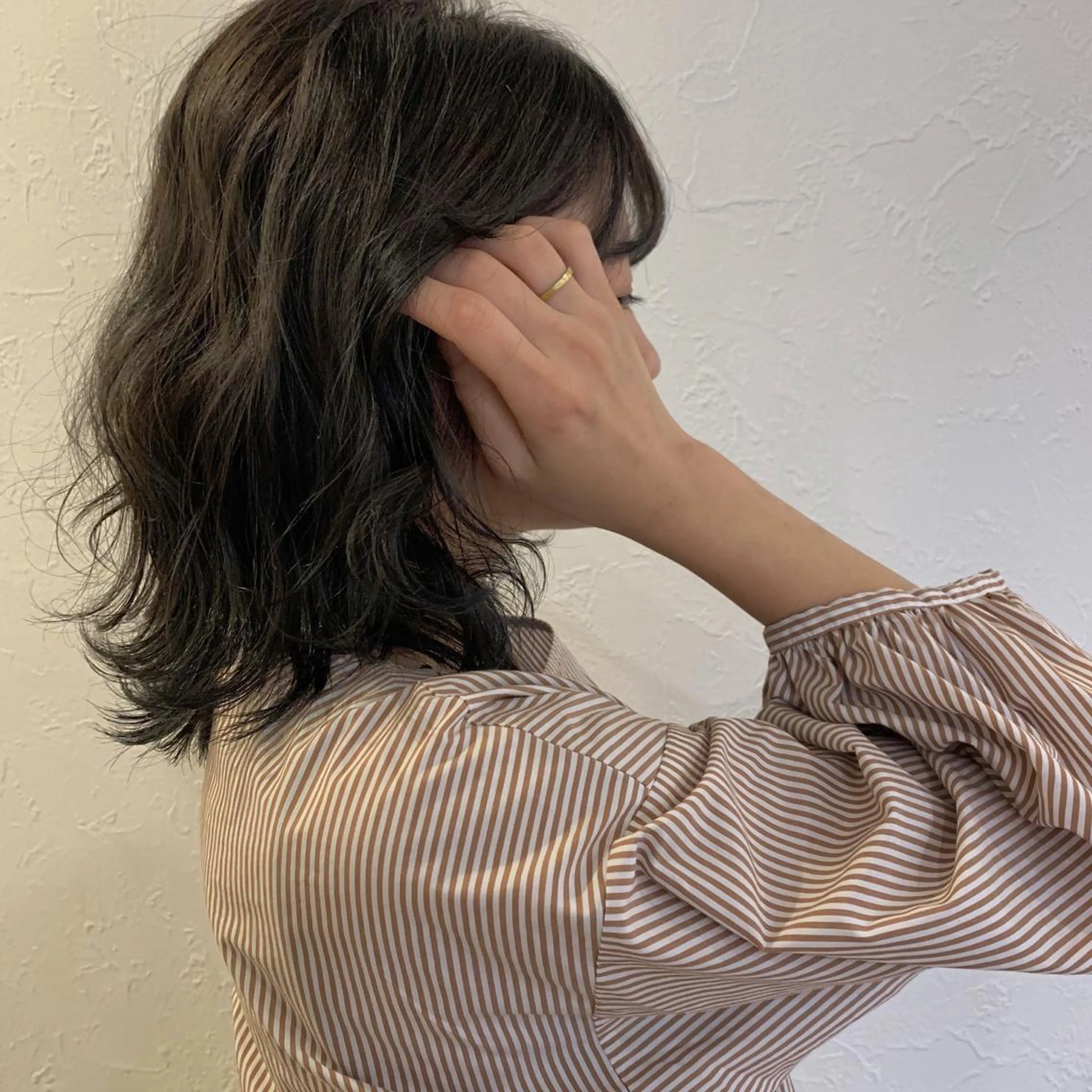 ミディアム カラー 黒髪 ブルーカラー ブルーブラック 外ハネヘア カット ヘアカラー トリートメント m ā l o.🌷 サカモトマイコのヘアスタイル