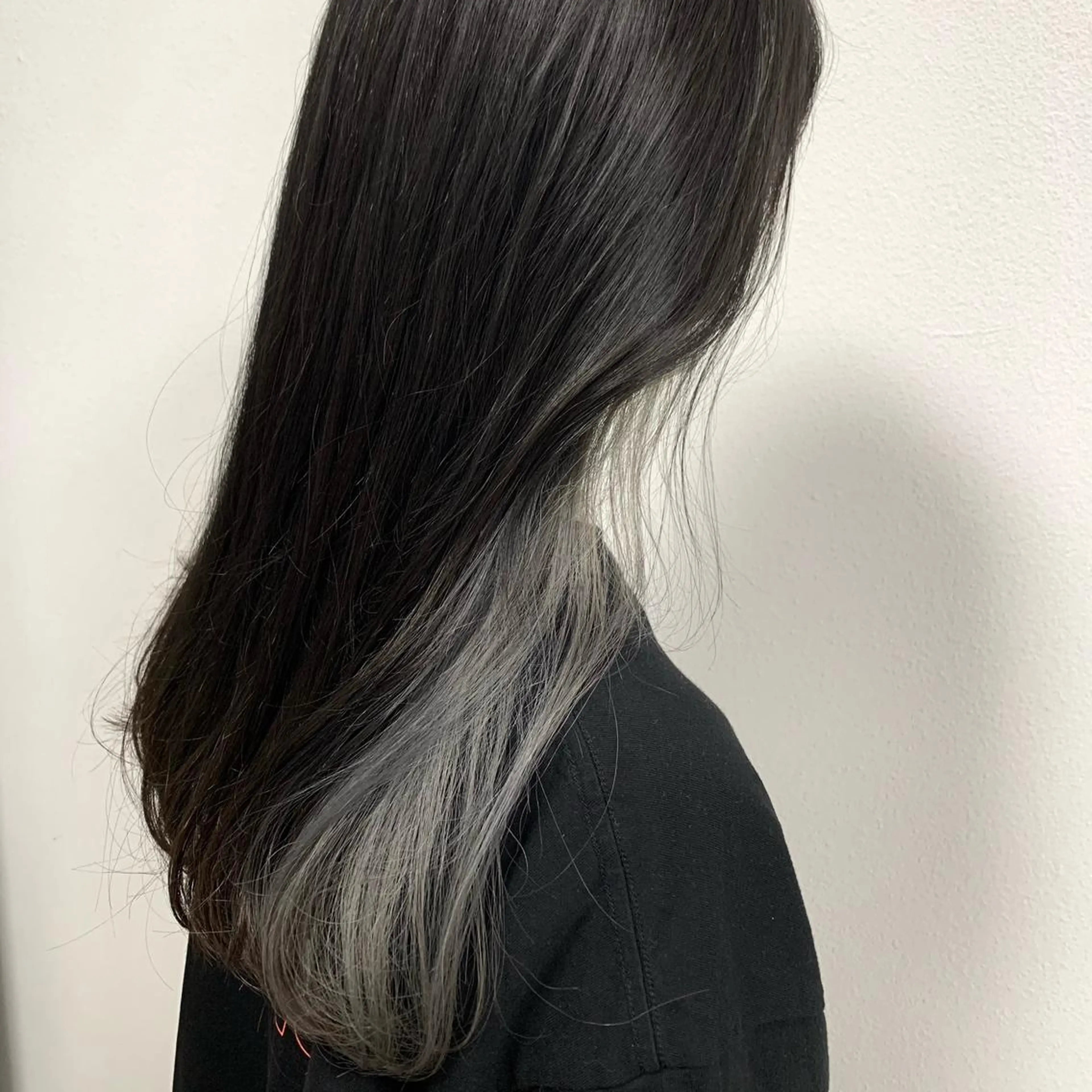 セミロング カラー 黒髪 ブリーチ グレーブラック インナーカラー 村田 来倖のヘアスタイル