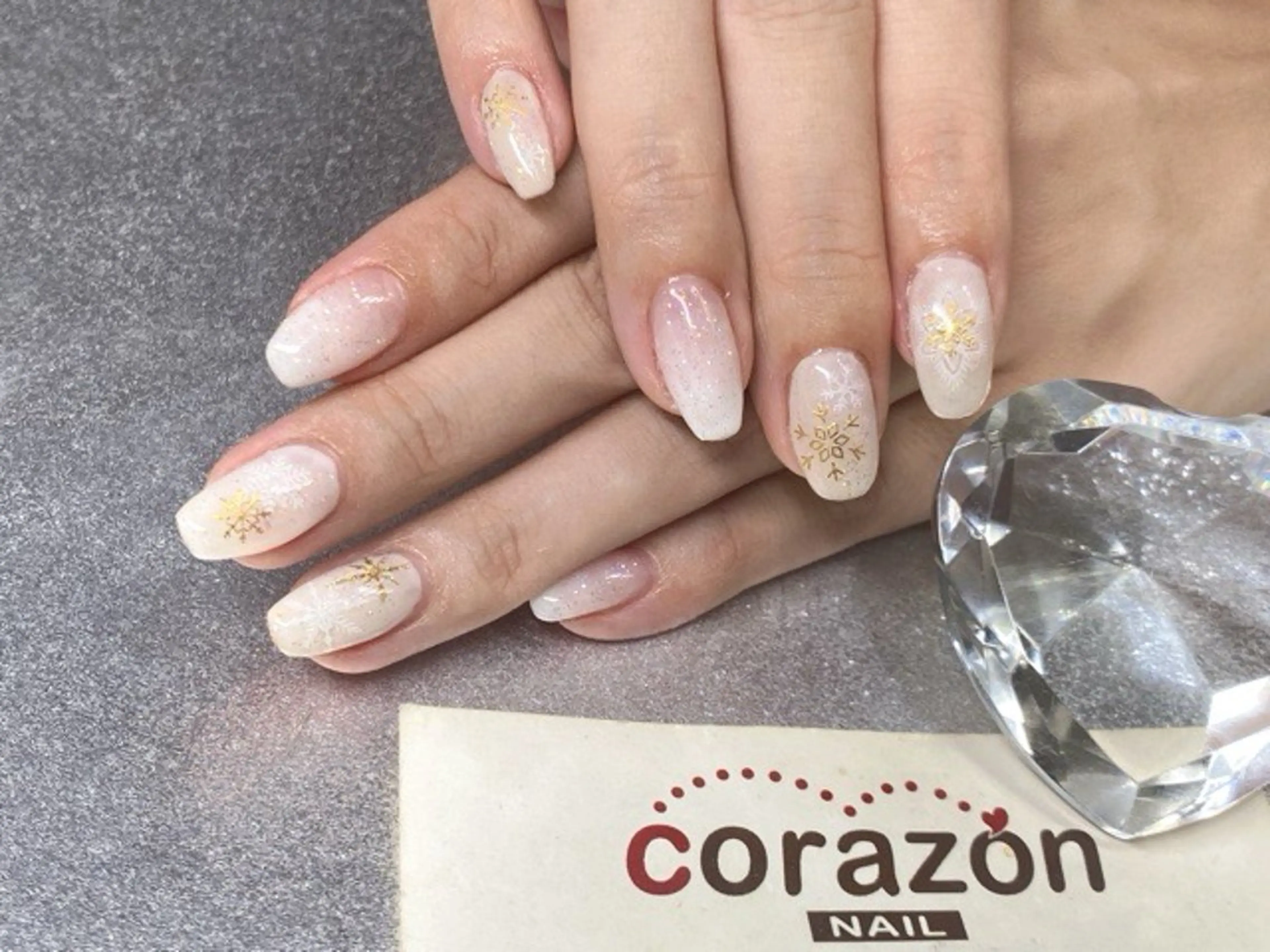 ネイル アートネイル ゴールド グラデーション ラメ(グリッター) ホワイト corazon所属・ネイリスト aicoのネイルデザイン