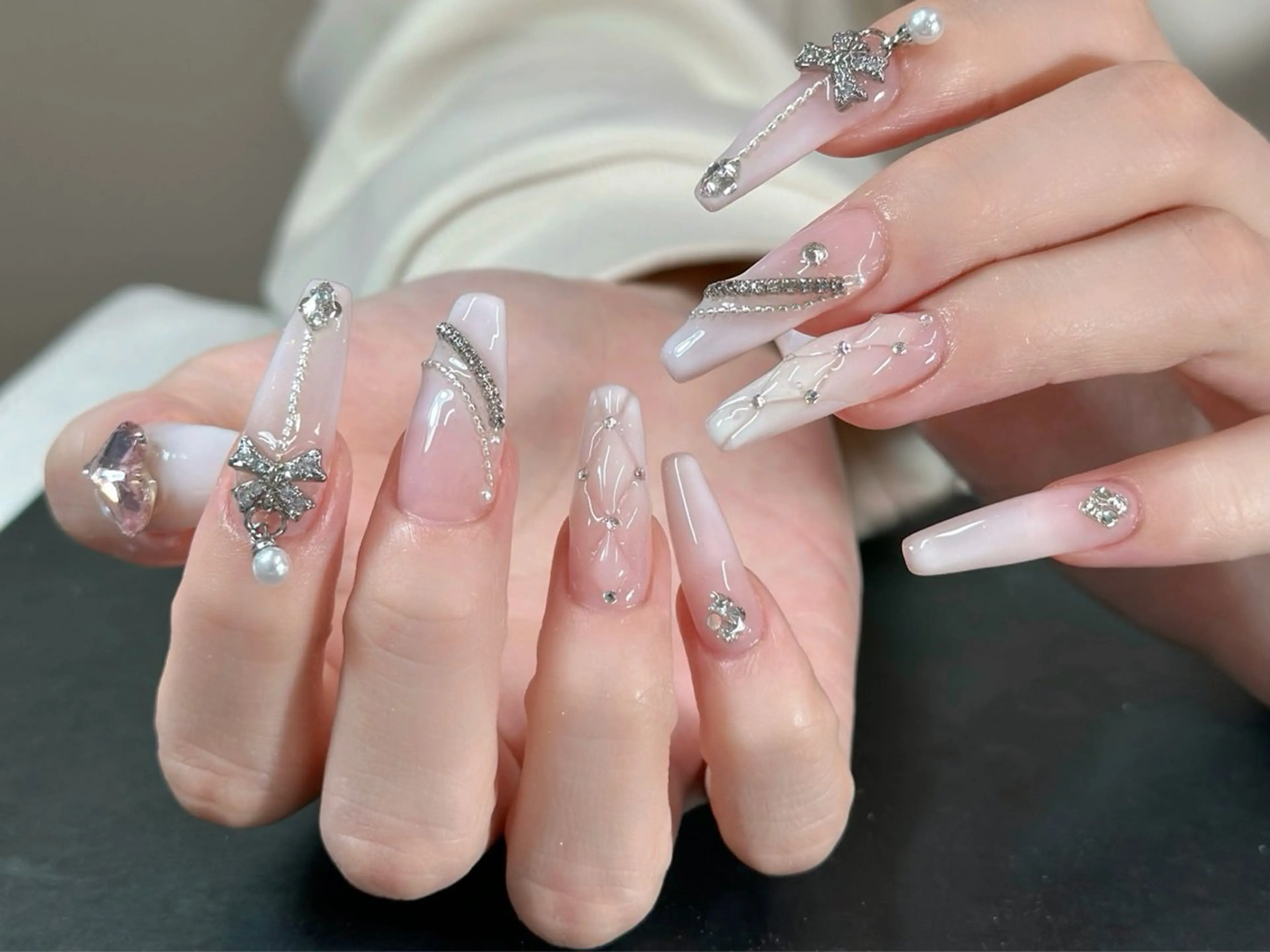 ネイル オーロラネイル ブルー チークネイル 長さ出し フットネイル ハンドネイル Mochi 168のネイルデザイン