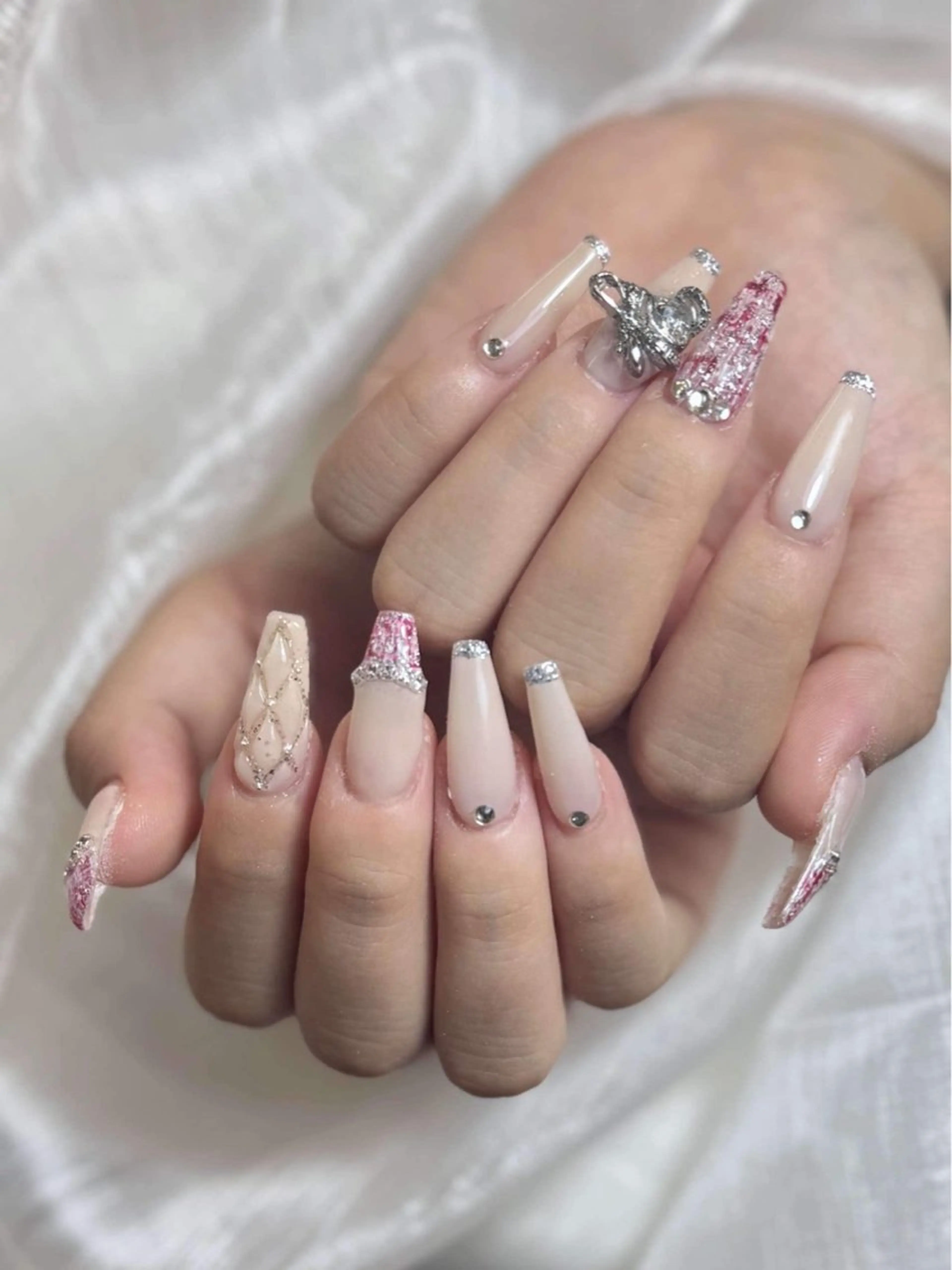 ネイル チークネイル フレンチネイル ジェルネイル ガラスフレンチ 韓国ネイル ハンドネイル ハンドケア Anh Nail 歌舞伎町のネイルデザイン