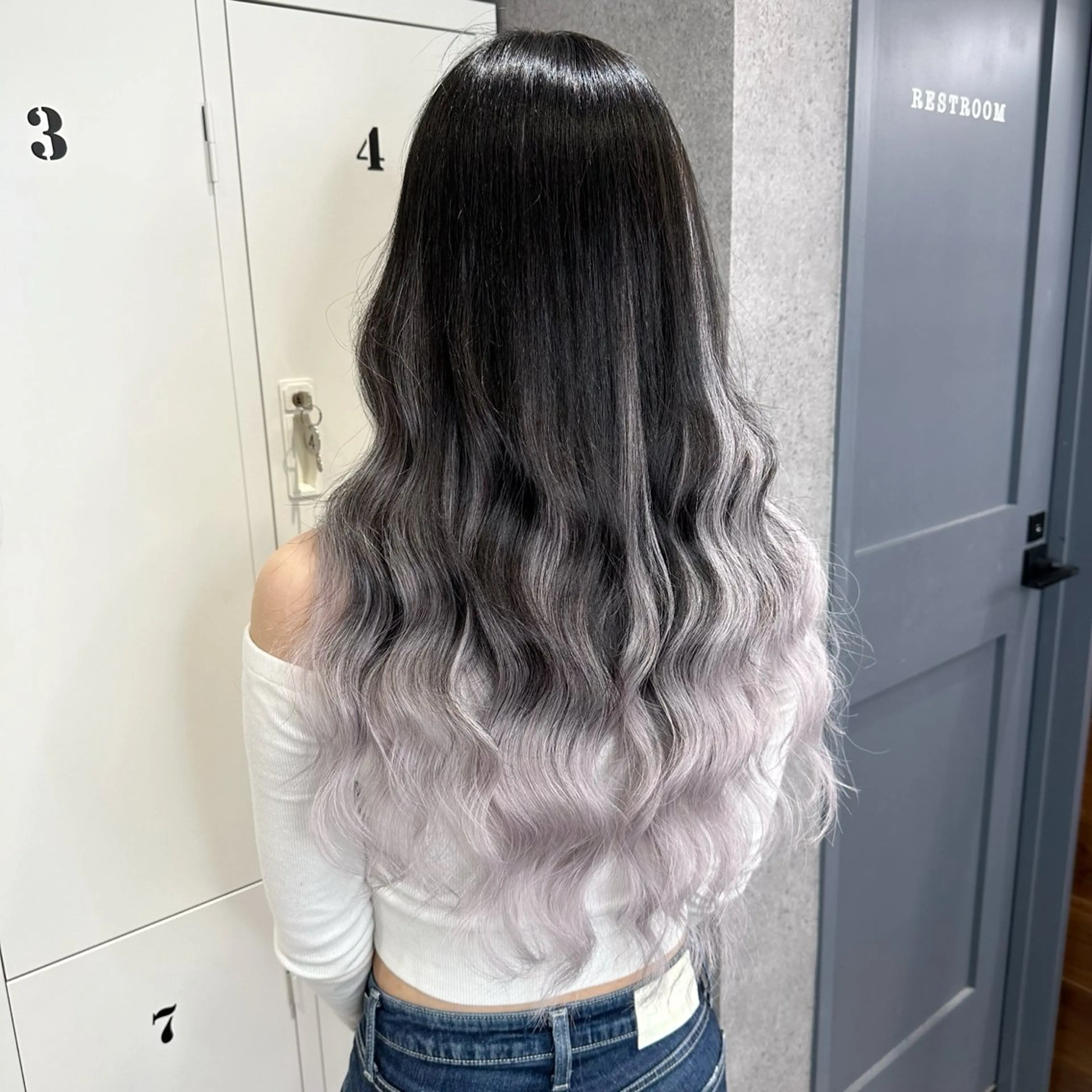 ロング カラー シールエクステ バレイヤージュ グラデーションカラー シルバー エクステ ヘアカラー トリートメント エクステ KEISUKE🐶 ブリーチ/エクステのヘアスタイル